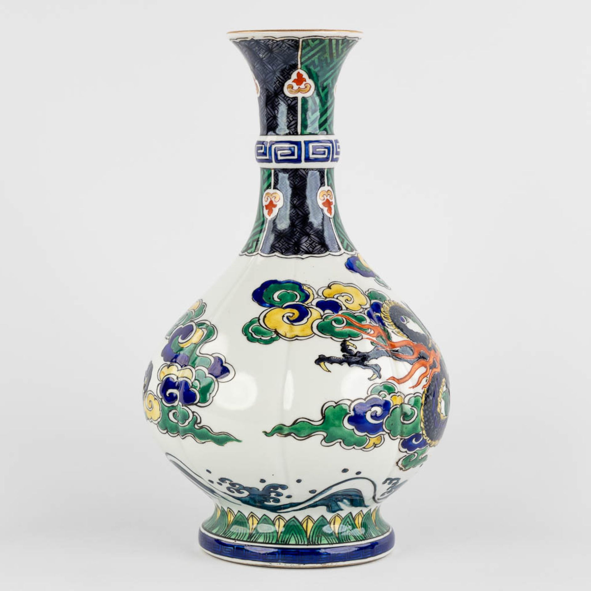 An antique Japanese vase with a three clawed dragon decor, 19th C. (H:30 x D:18 cm) - Image 3 of 10