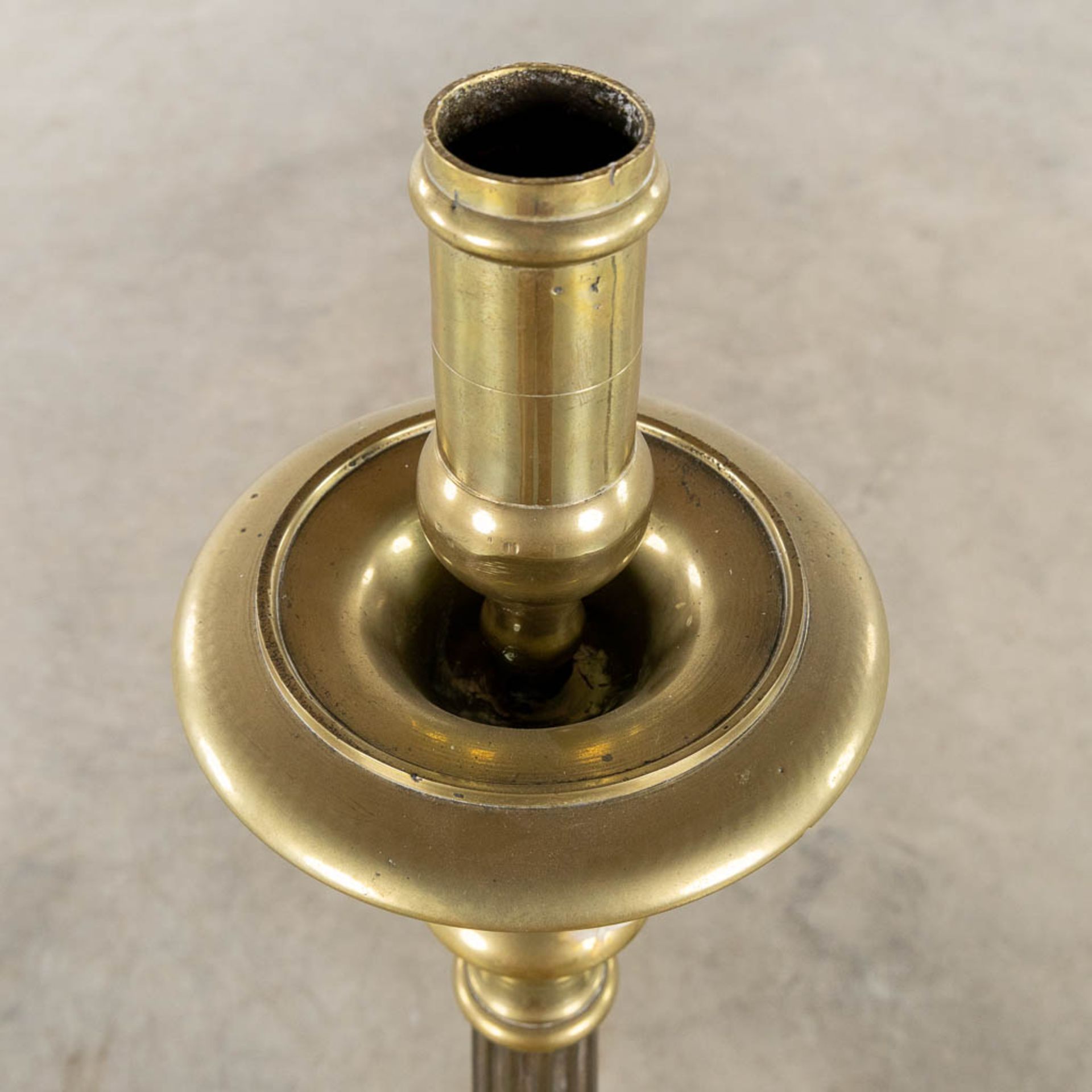 A pair of bronze church candlesticks/candle holders, Louis XV style. Circa 1900. (W:23 x H:105 cm) - Image 18 of 19