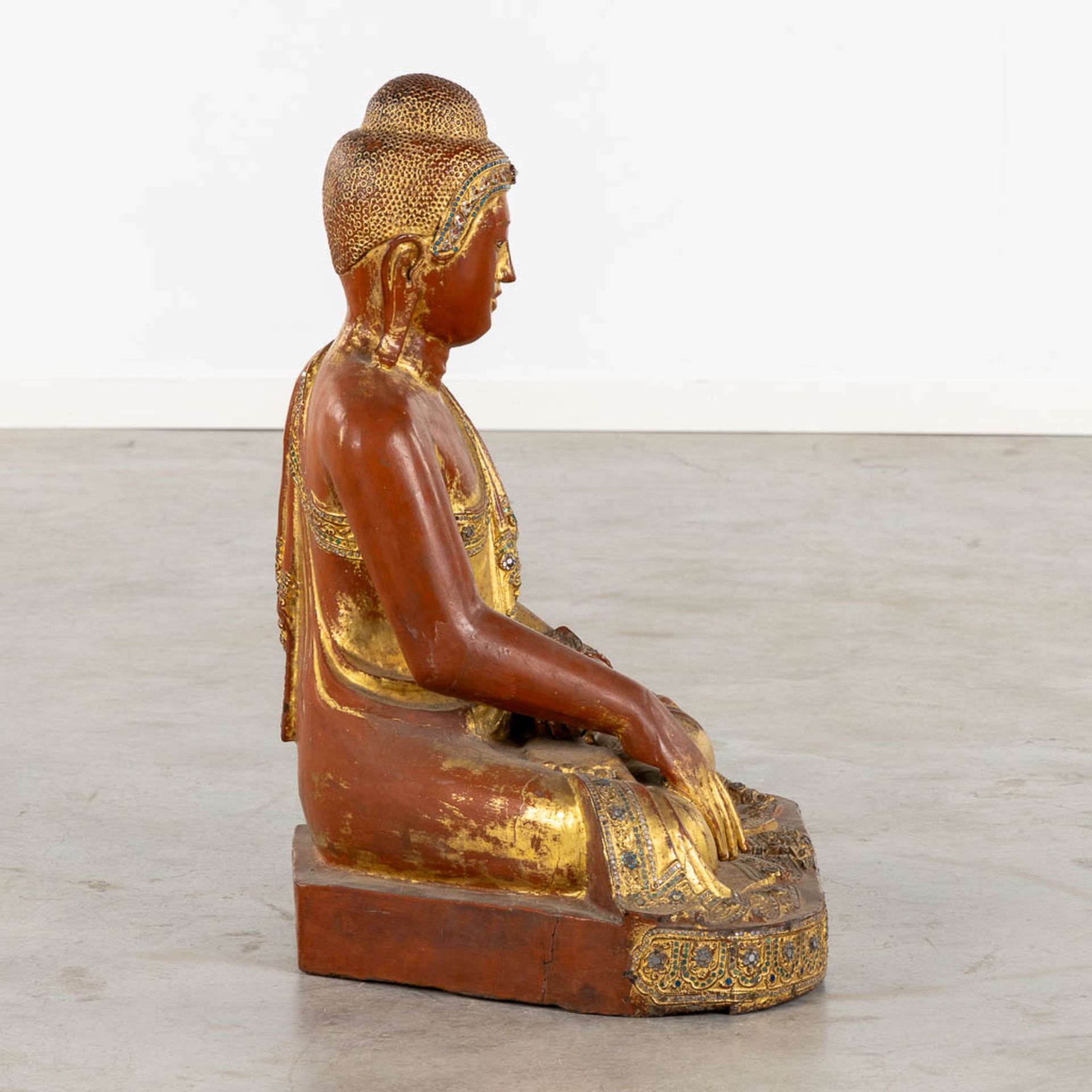 A large wood-sculptured Mandalay Buddha figure, Probably Birma, 19th C. (W:45 x H:72 cm) - Image 4 of 14