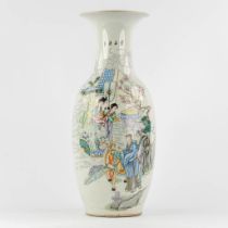A Chinese vase decorated with ladies. 19th/20th C. (H:58 x D:24 cm)