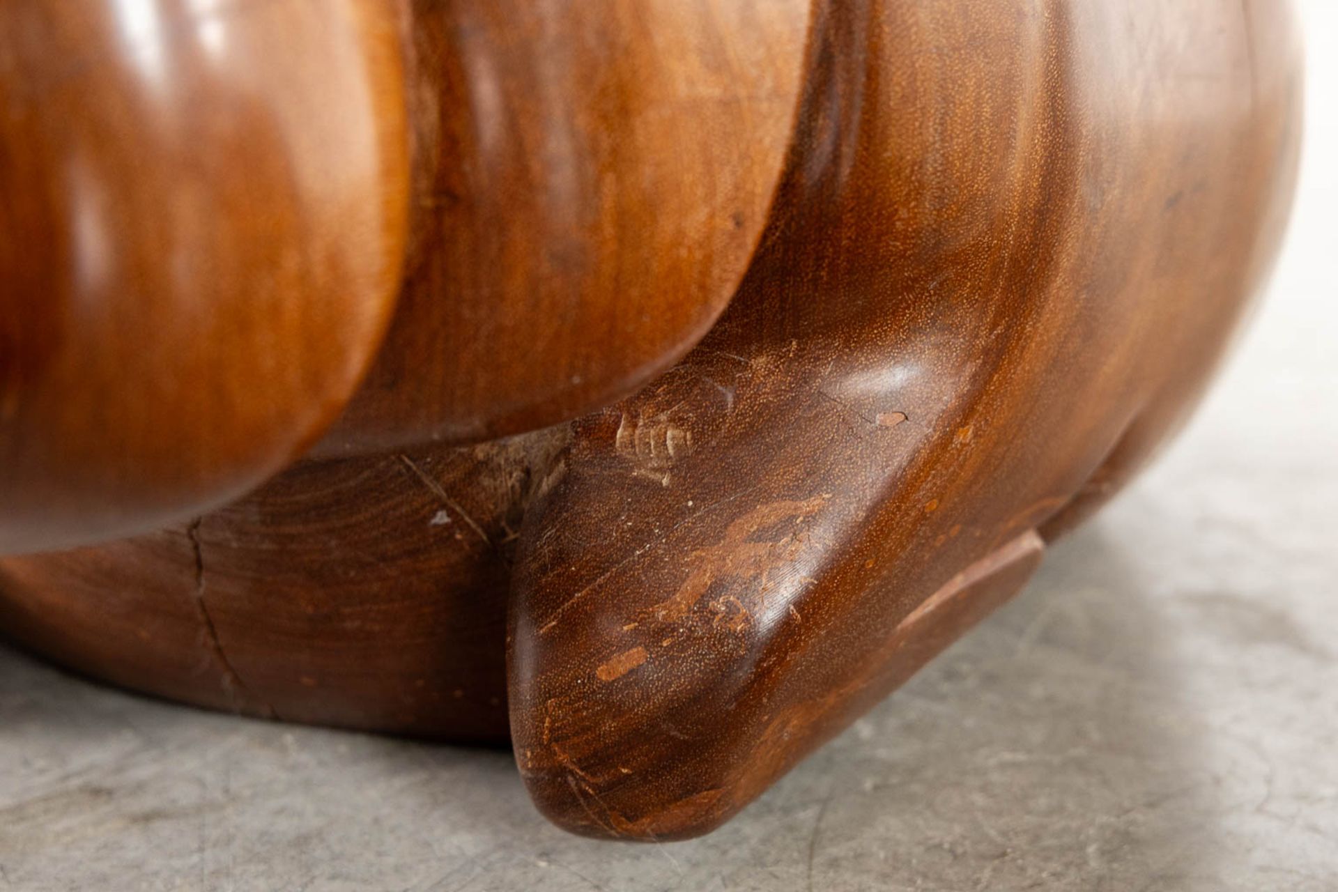 Two benches in the shape of a hippo, sculptured mahogany. (L:50 x W:94 x H:35 cm) - Image 13 of 13