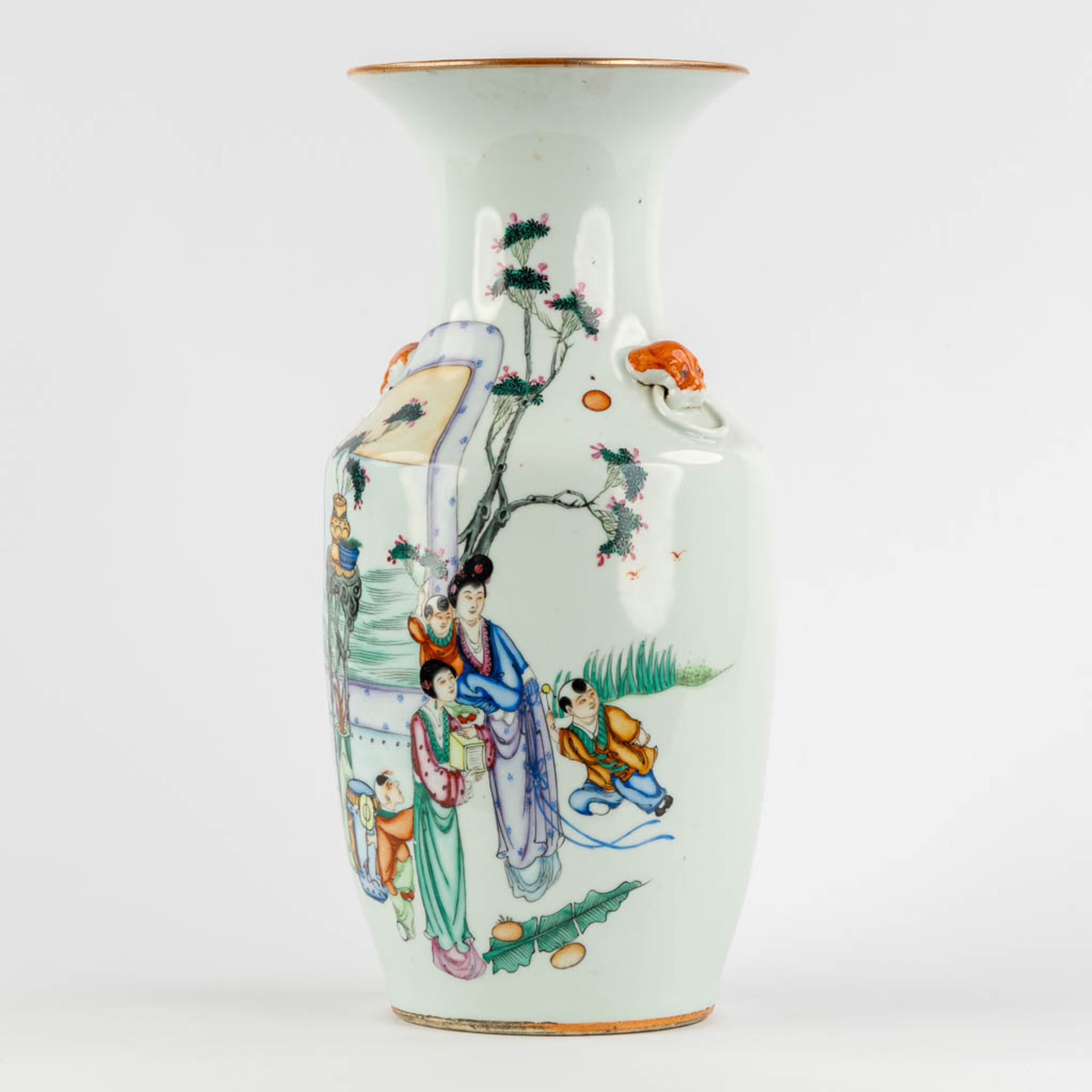 A Chinese vase decorated with ladies, 20th C. (H:43 x D:22 cm) - Image 3 of 11