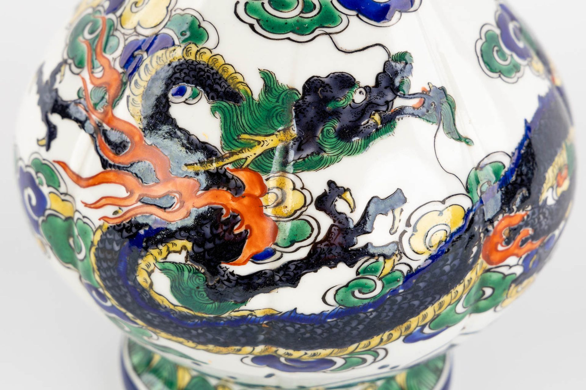 An antique Japanese vase with a three clawed dragon decor, 19th C. (H:30 x D:18 cm) - Image 9 of 10