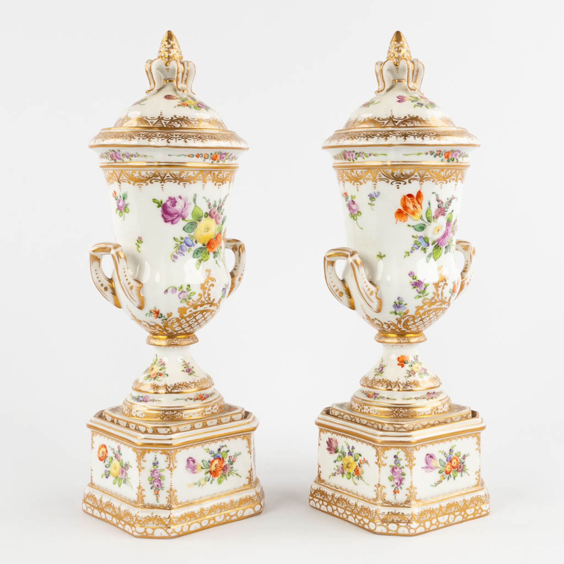 Dresden, a pair of polychrome urns with a lid. Hand-painted floral decor. (L:8,5 x W:9 x H:26 cm) - Bild 3 aus 14