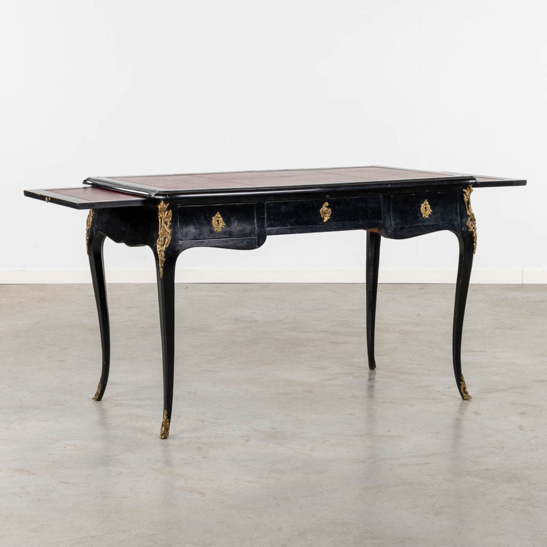 A fine ebonised wood Ladies desk, mounted with gilt bronze in Louis XV style. (L:64 x W:116 x H:76 c - Image 4 of 14