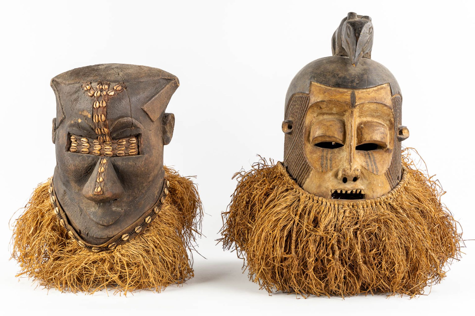 Suku Tribe, two decorative African masks. Wood and straw. (L:44 x W:40 x H:48 cm) - Image 3 of 11