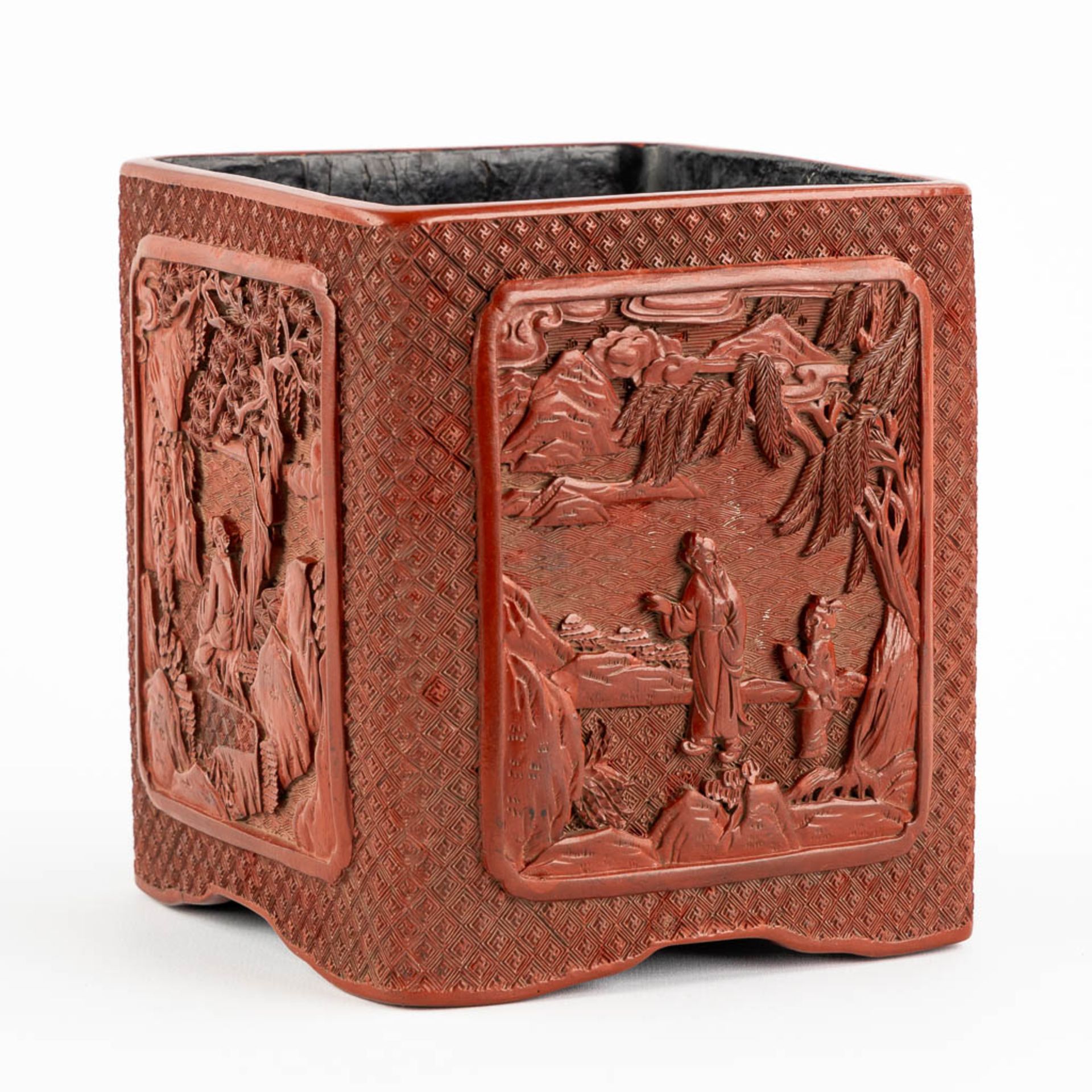 A Chinese red lacquered 'jardiniere', Qianlong Mark. 19th/20th C. (L:16 x W:16 x H:18 cm)