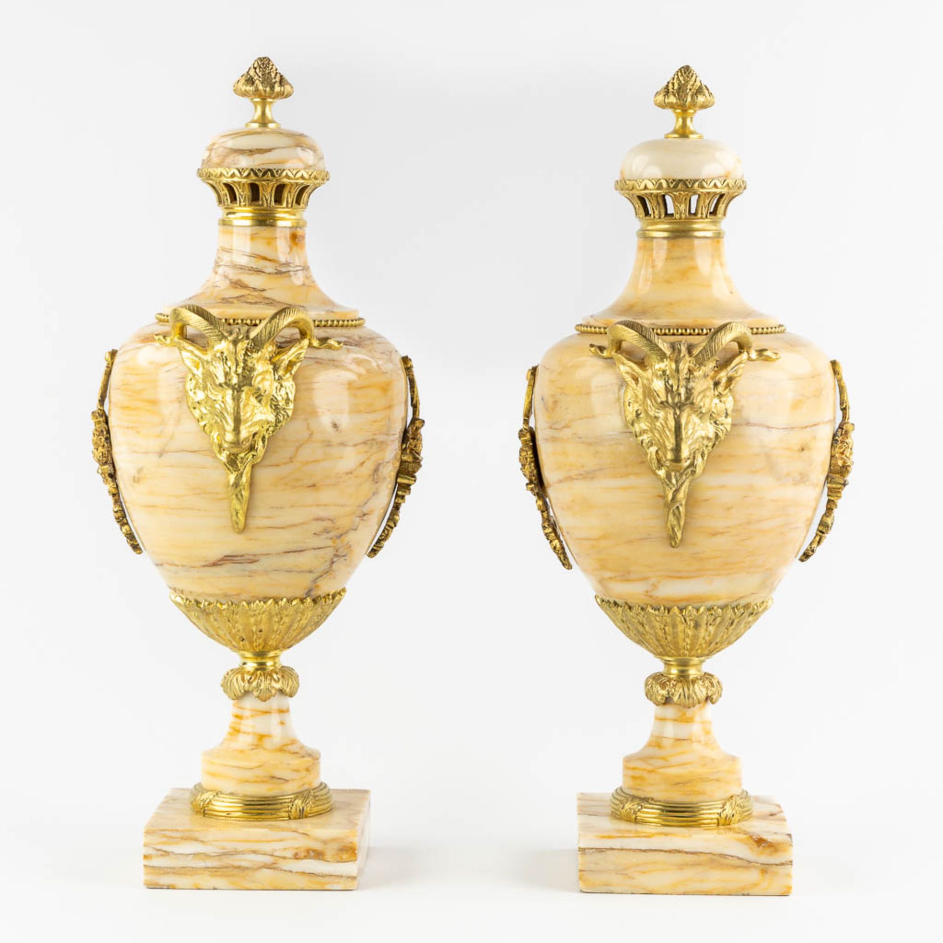 A pair of marble cassolettes, decorated with gilt bronze ram's heads. 19th C. (L:21 x W:25 x H:54 cm - Image 4 of 14