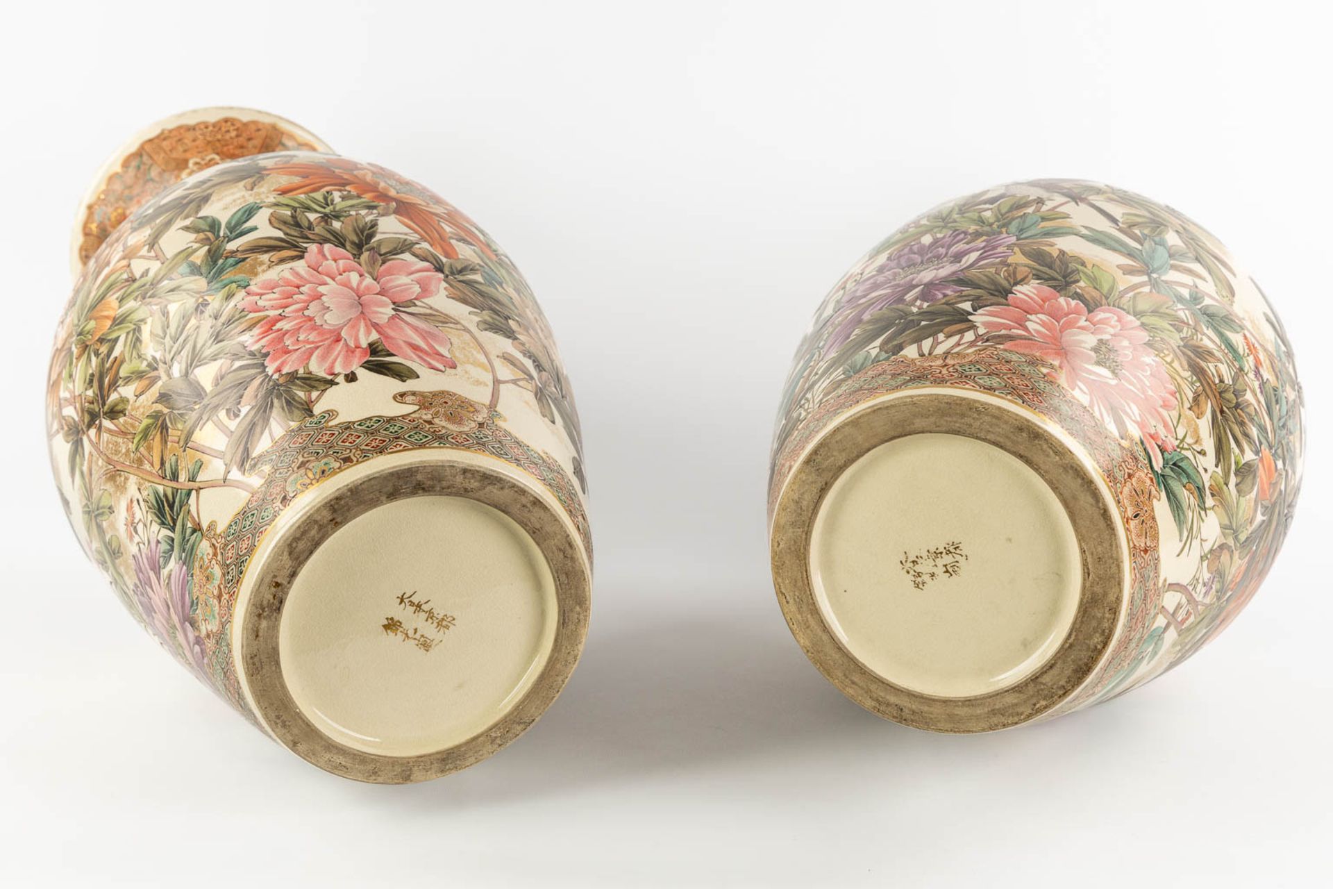A pair of very finely painted, Japanse vases with a Fauna and Flora decor. (H:62 x D:30 cm) - Bild 6 aus 16