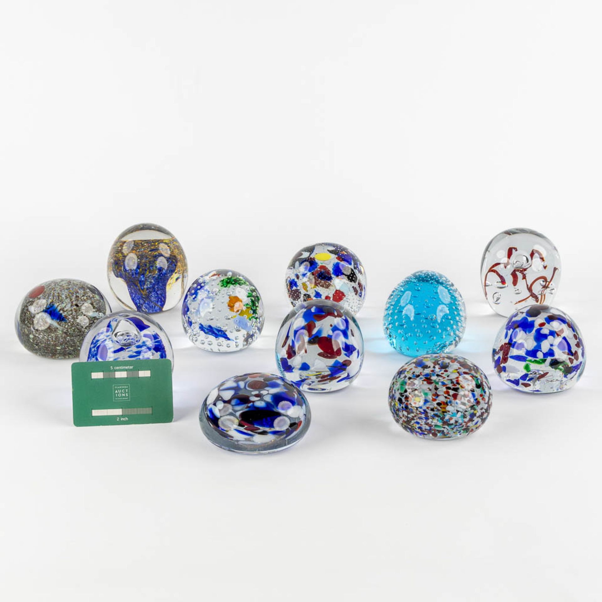 A large collection of 23 glass paperweights, Murano, Italy. (H:22,5 cm) - Bild 2 aus 17