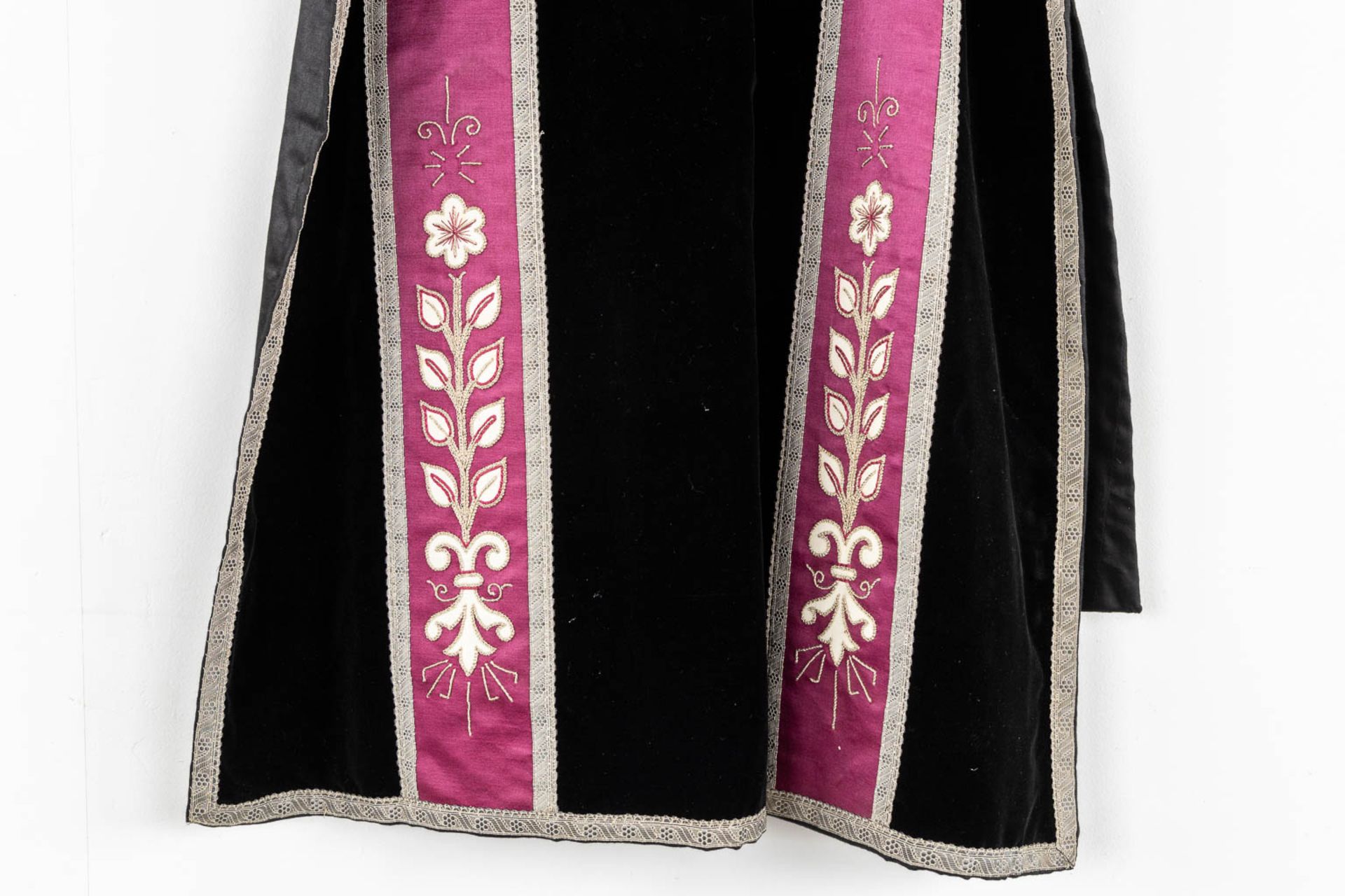 A matching set with a Cope, Dalmatics, Roman Chasuble, Stola, Maniple, Bursa and veil. Thick silver - Image 15 of 25