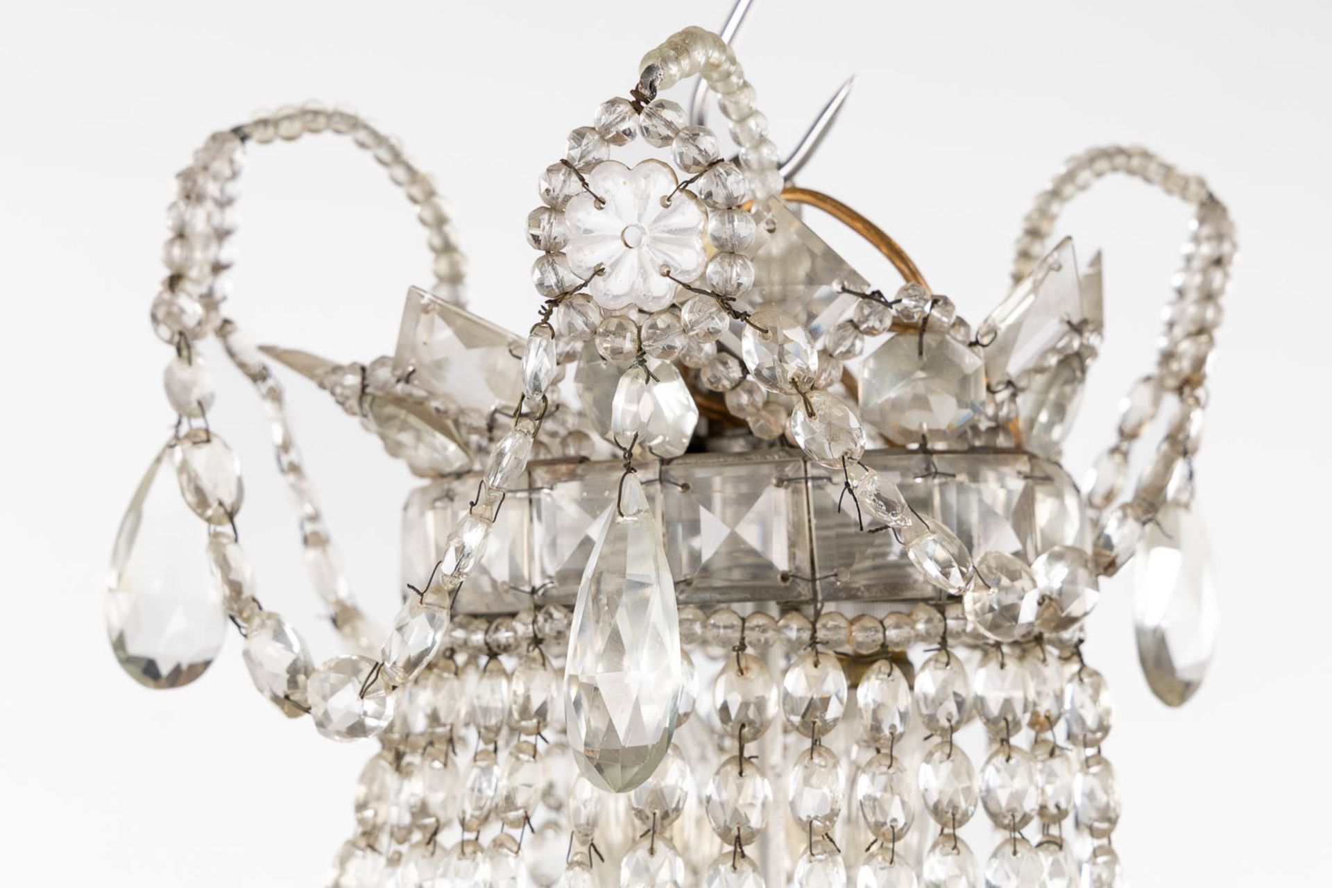 An antique 'Sac-à-Perles' chandelier, metal mounted with glass. Circa 1920. (H:110 x D:76 cm) - Bild 3 aus 8