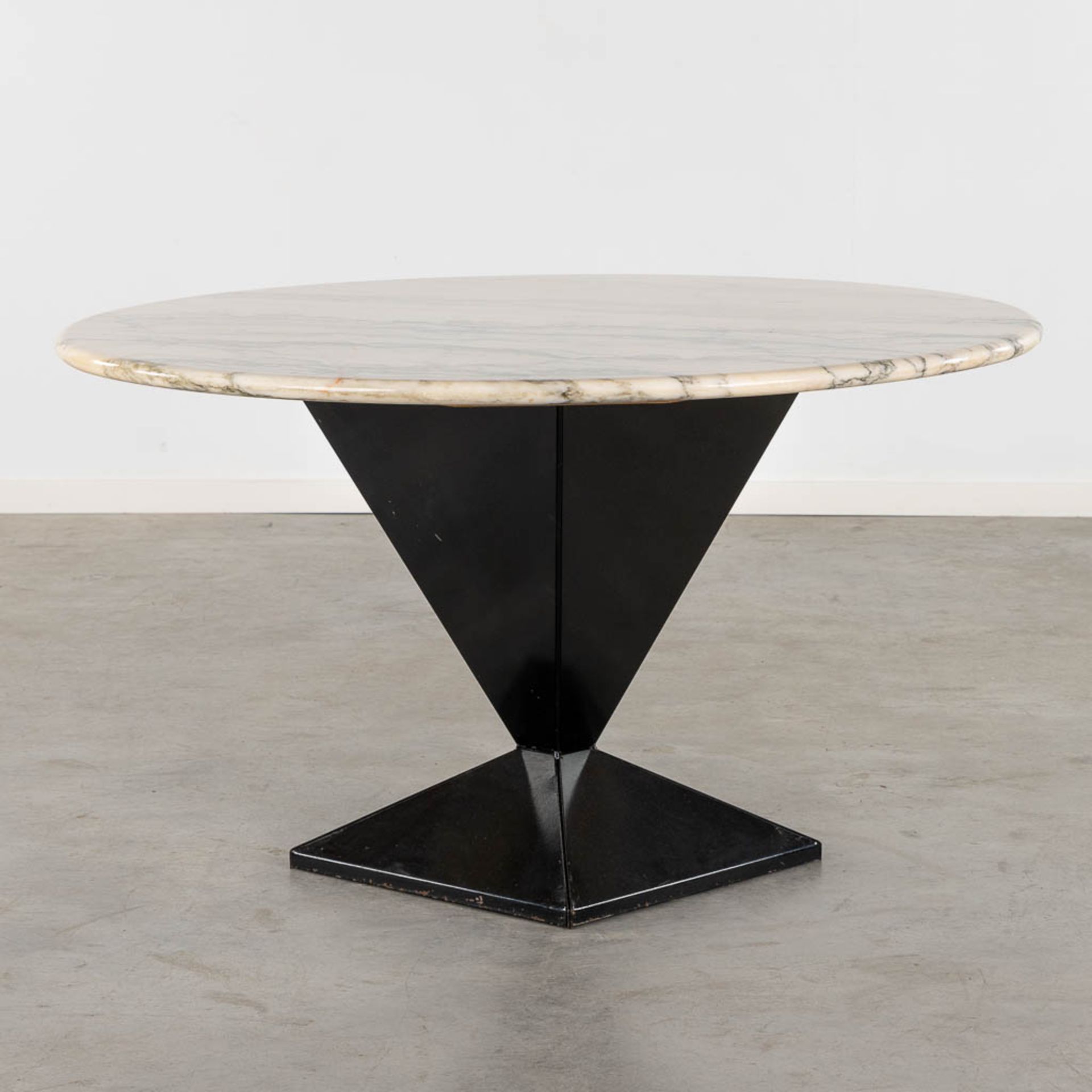 A mid-century table with marble top and a patinated metal base. Circa 1960-1970. (H:73 x D:130 cm)