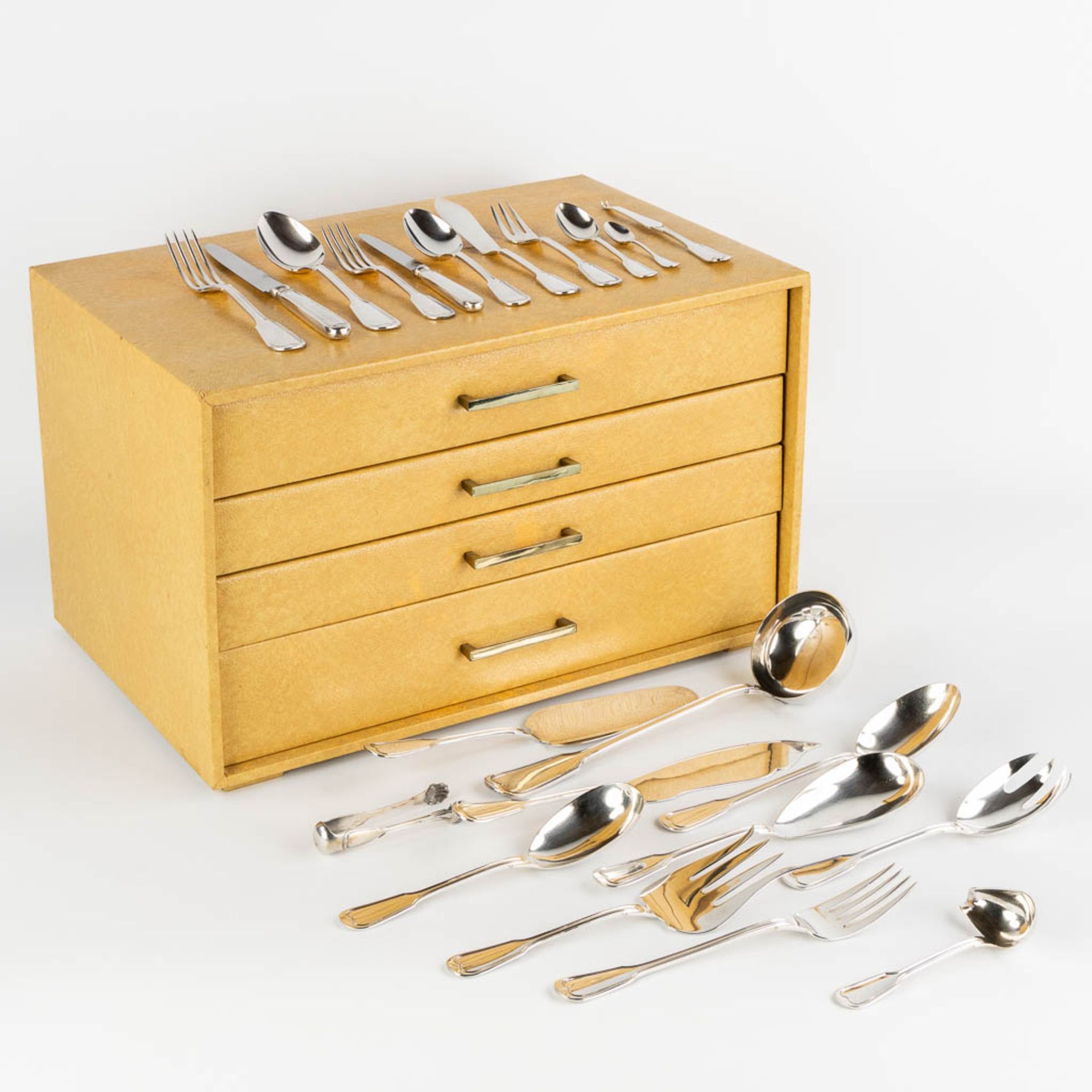 Bruno Wiskemann, 12-person, 136-piece silver-plated cutlery in a chest. (L:33 x W:50 x H:30 cm)