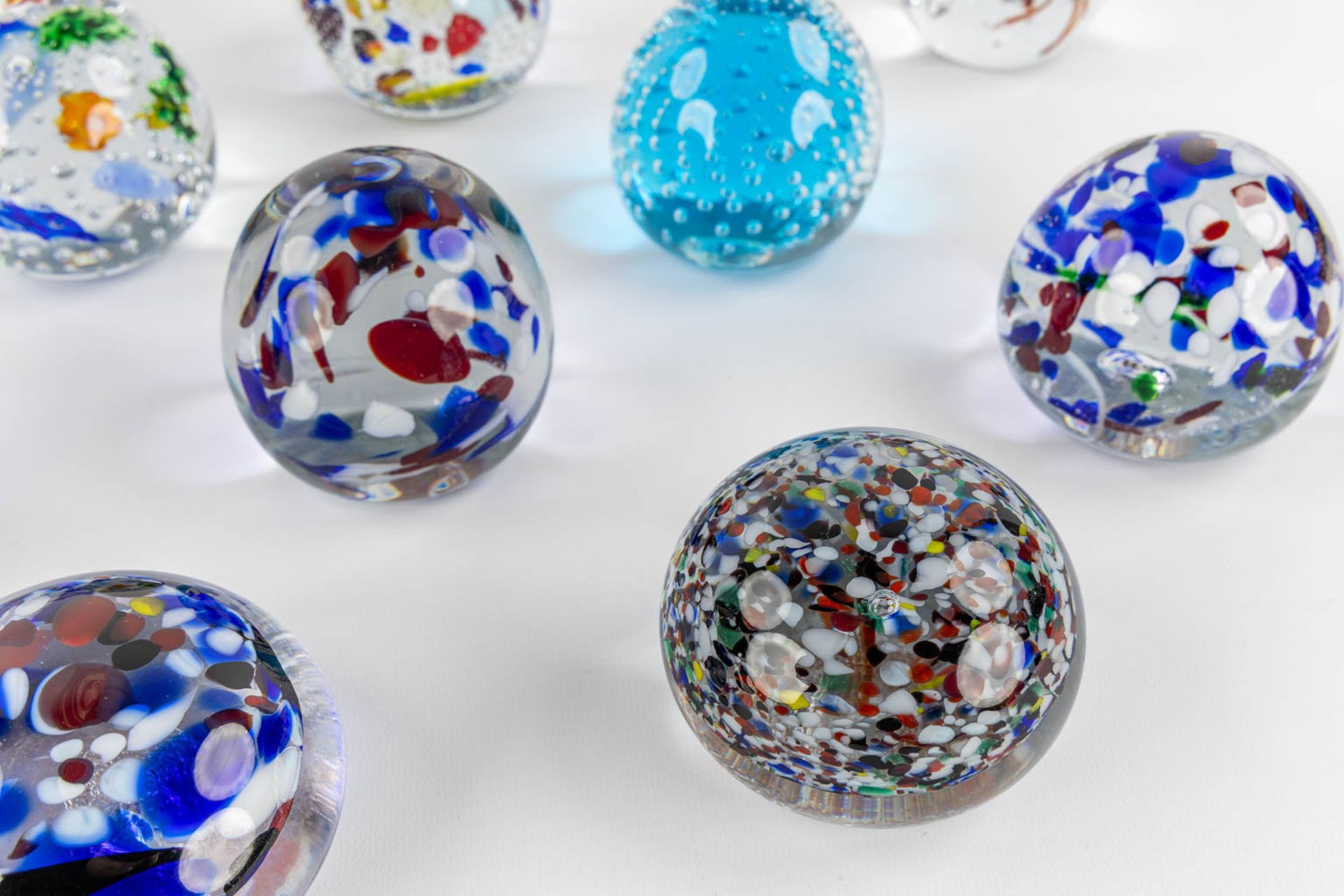 A large collection of 23 glass paperweights, Murano, Italy. (H:22,5 cm) - Bild 6 aus 17