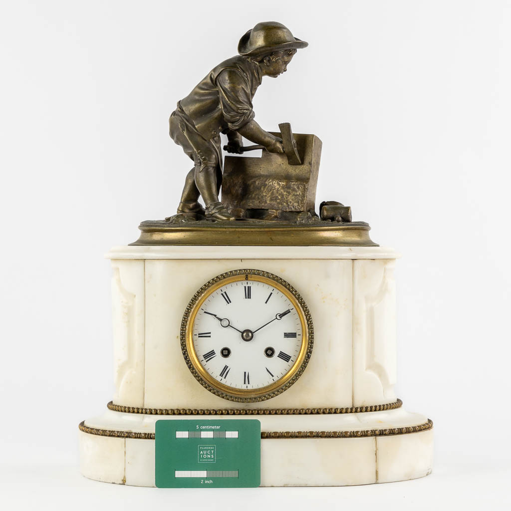 A mantle clock, green patinated bronze mounted on Carrara marble. Circa 1900. (L:16 x W:30 x H:39 cm - Image 2 of 10