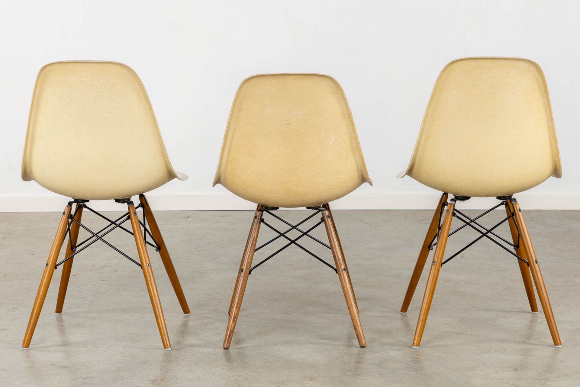 Charles & Ray EAMES (XX-XXI) '6 Fiberglass side chair DSW' for Herman Miller. Circa 1980. (L:53 x W: - Bild 16 aus 22