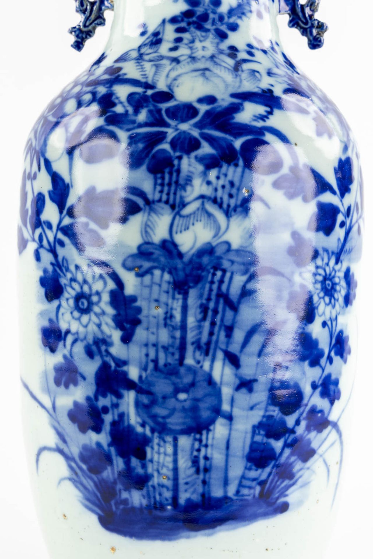 A Chinese Celadon vase with a blue-white fauna and flora decor. 19th/20th C. (H:58 x D:24 cm) - Bild 10 aus 10