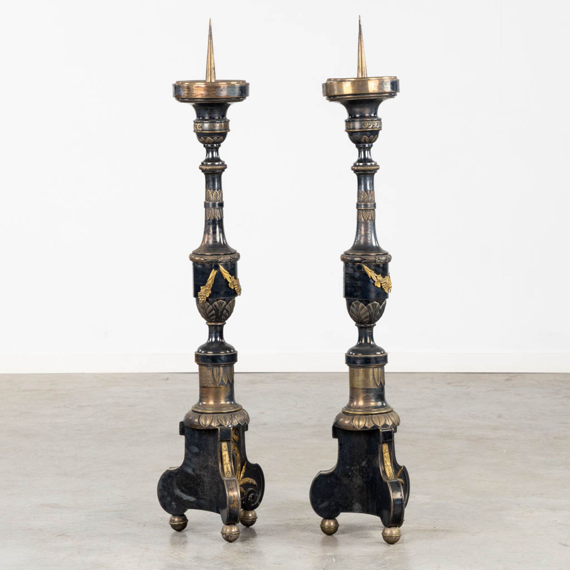 A pair of Church Candlesticks, silver- and gold-plated metal. 19th C. (H:120 cm) - Image 3 of 9