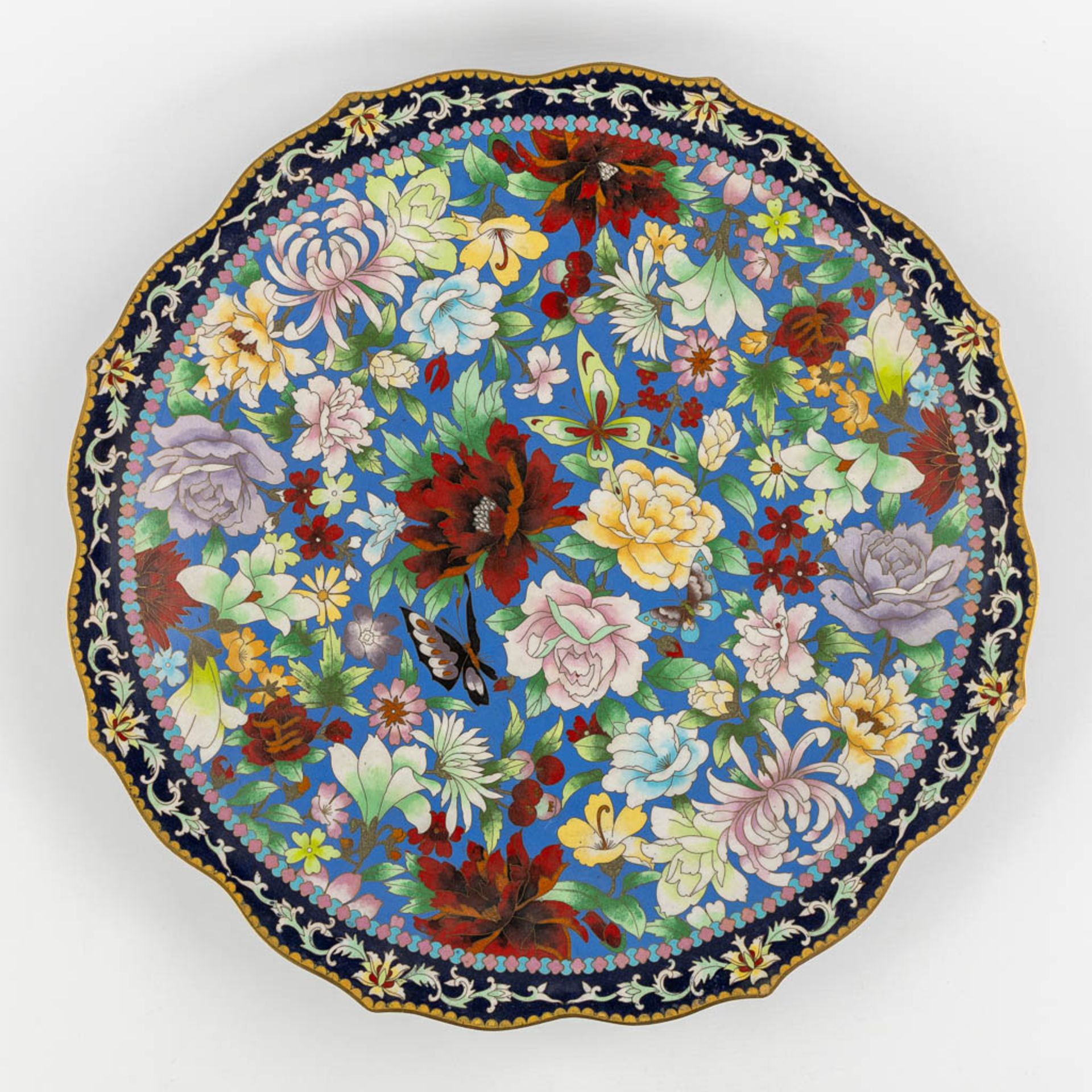 A large Chinese Cloisonné plate in an openworked sculptured wood stand. (W:51 x H:67 cm) - Image 11 of 12