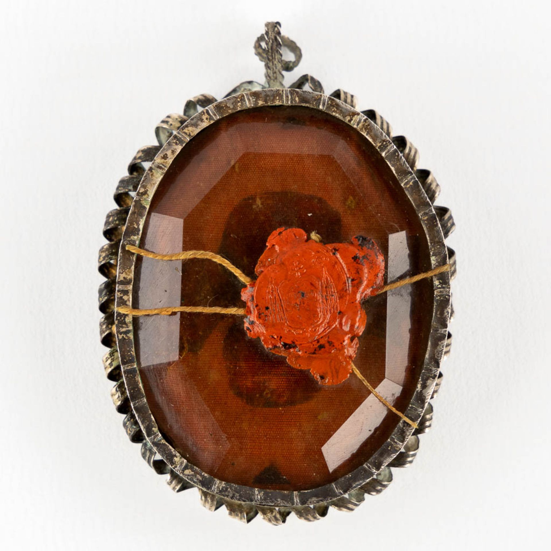 An antique sealed pendant reliquary, Ex Ossibus Verecundi, Magni, Amandi Martyr, Crecenti. Silver an - Image 6 of 6