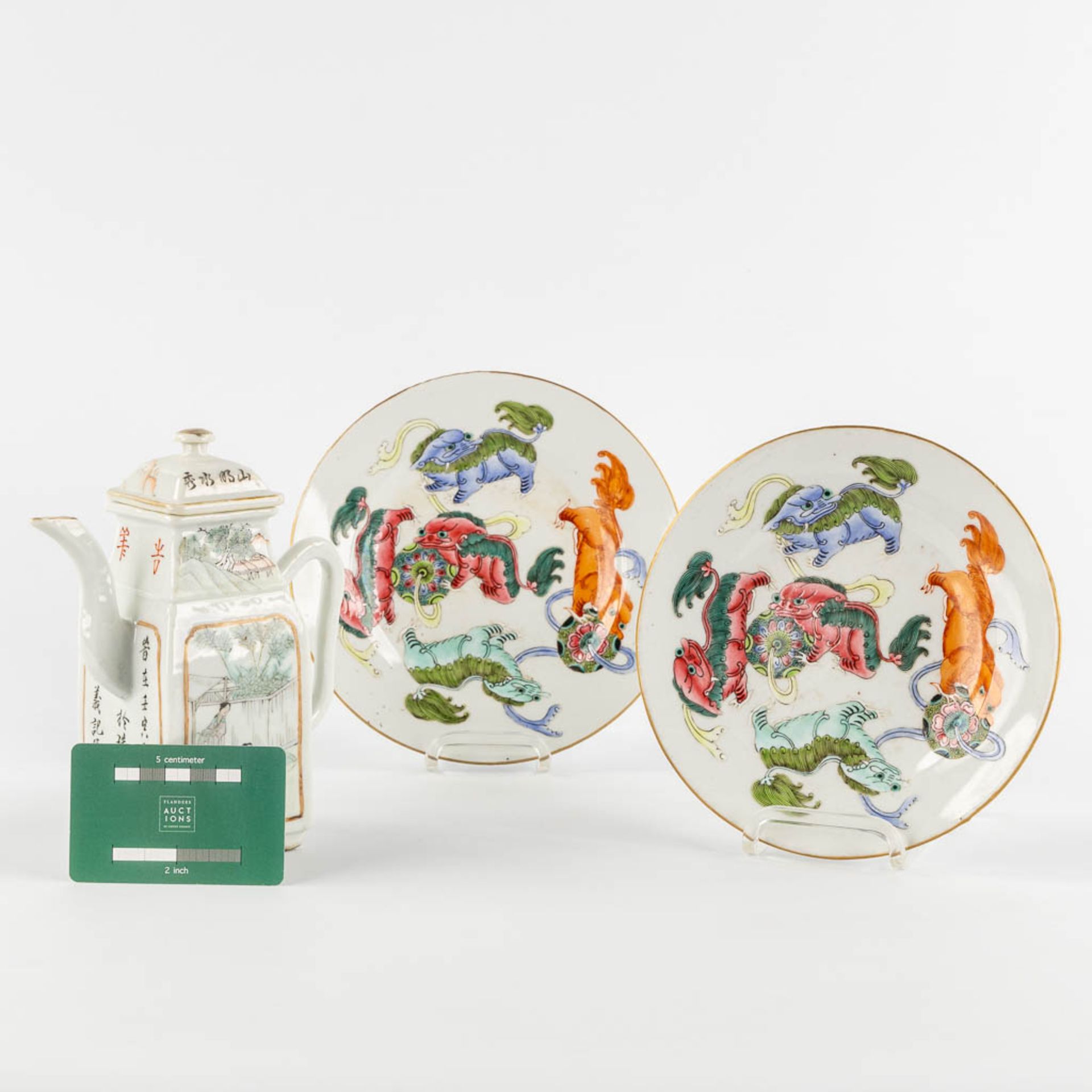 A Chinese pair of plates and a teapot. Decorated with Foo Lions and Figurines. (H:18 cm) - Image 2 of 15