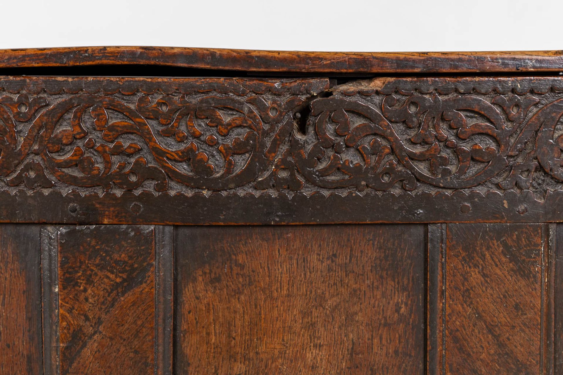 An antique wood-sculptured chest, 18th C. (L:52 x W:98 x H:56 cm) - Bild 8 aus 9