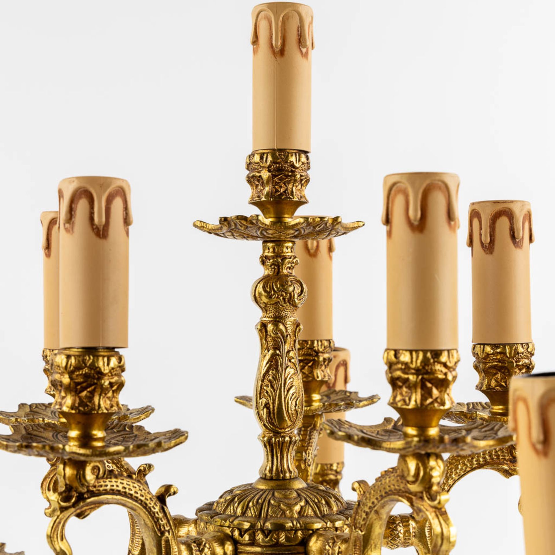 A large and decorative table lamp with a musketeer figurine, gilt bronze. 20th C. (H:61 x D:46 cm) - Image 10 of 11