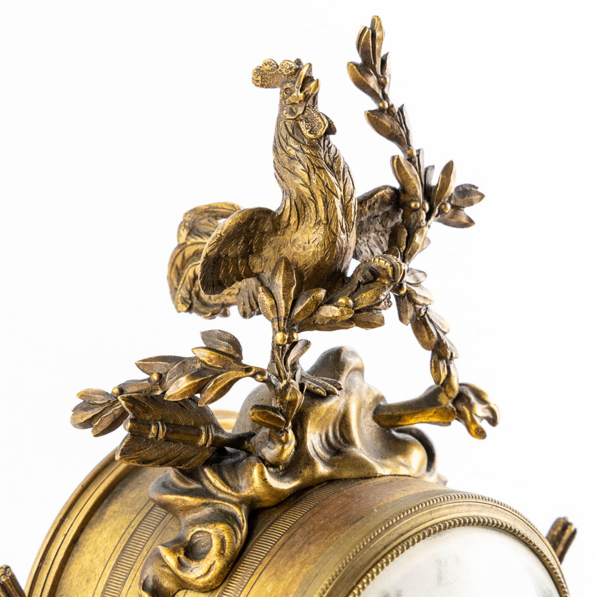 A three-piece mantle garniture clock and candelabra, gilt and patinated bronze on Carrara marble. 19 - Bild 10 aus 15