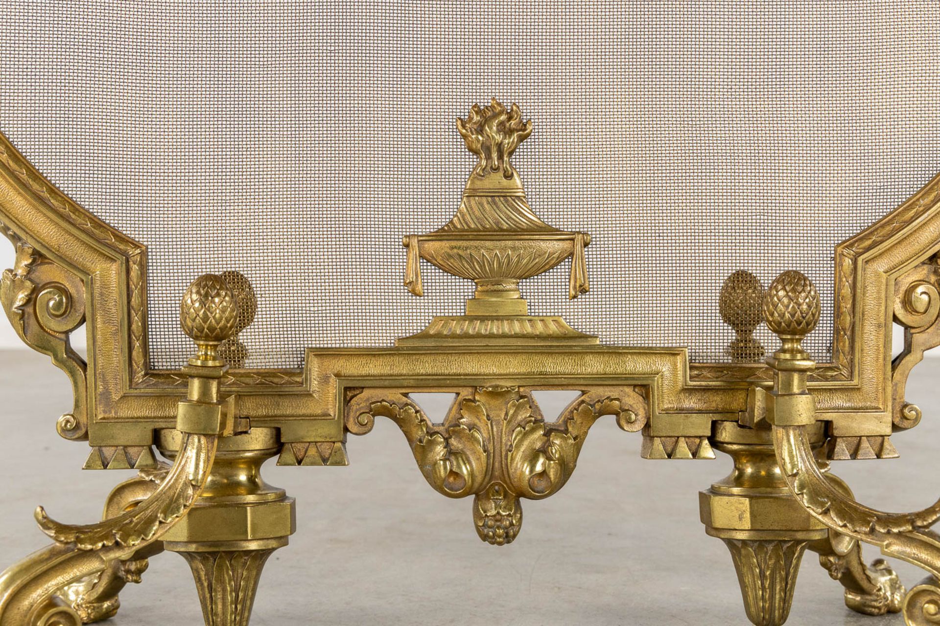 A pair of fireplace bucks and a firescreen, bronze in Louis XVI style. 20th C. (L:27 x W:64 x H:84 c - Bild 19 aus 20