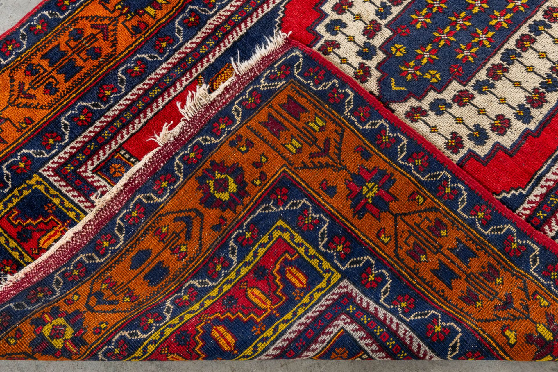 An Oriental hand-made carpet, probably Turkey, Anatolia. (L:236 x W:132 cm) - Bild 6 aus 7