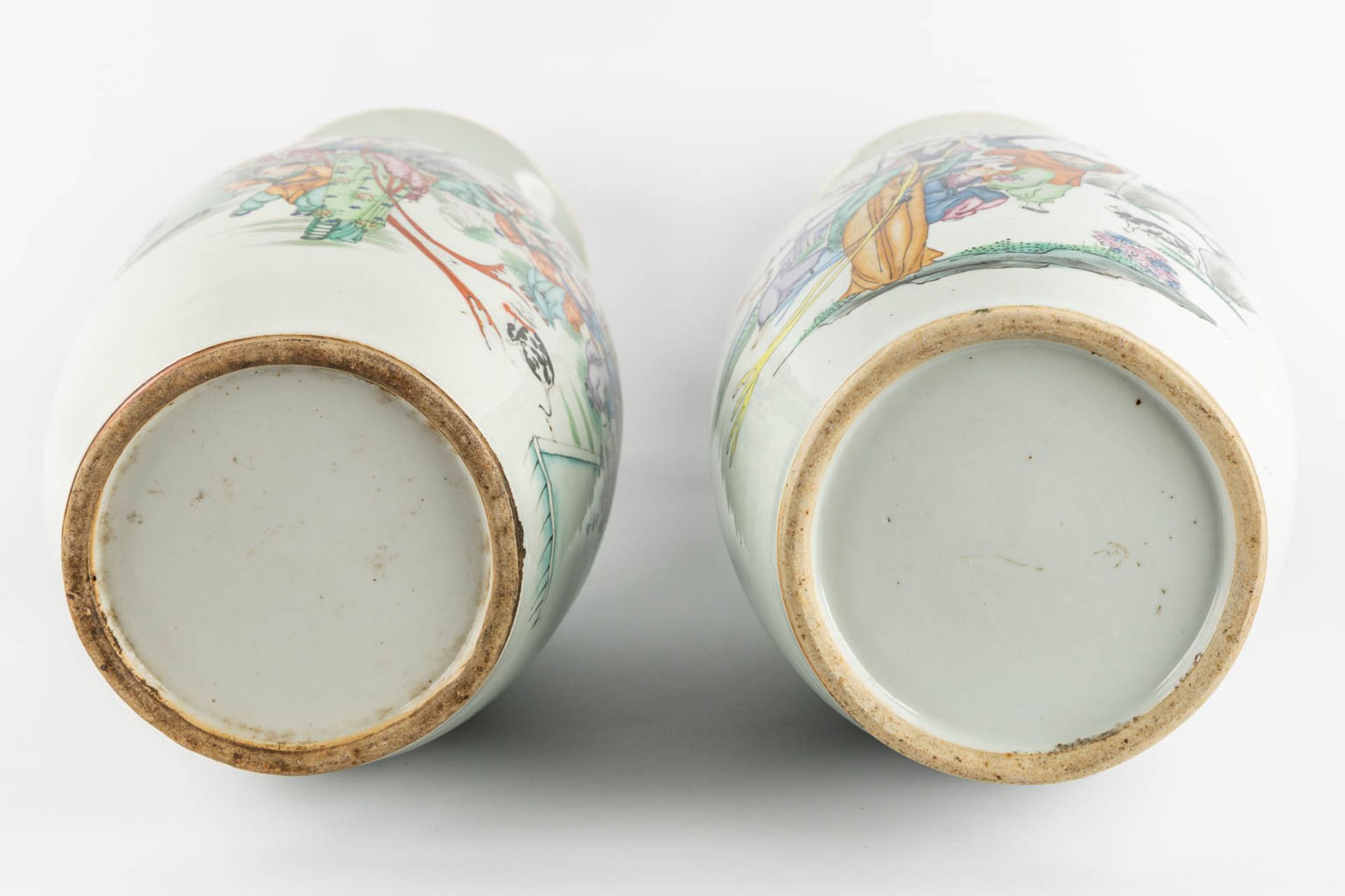 Two Chinese vases decorated with ladies and playing children in the garden. (H:58 x D:23 cm) - Bild 6 aus 15
