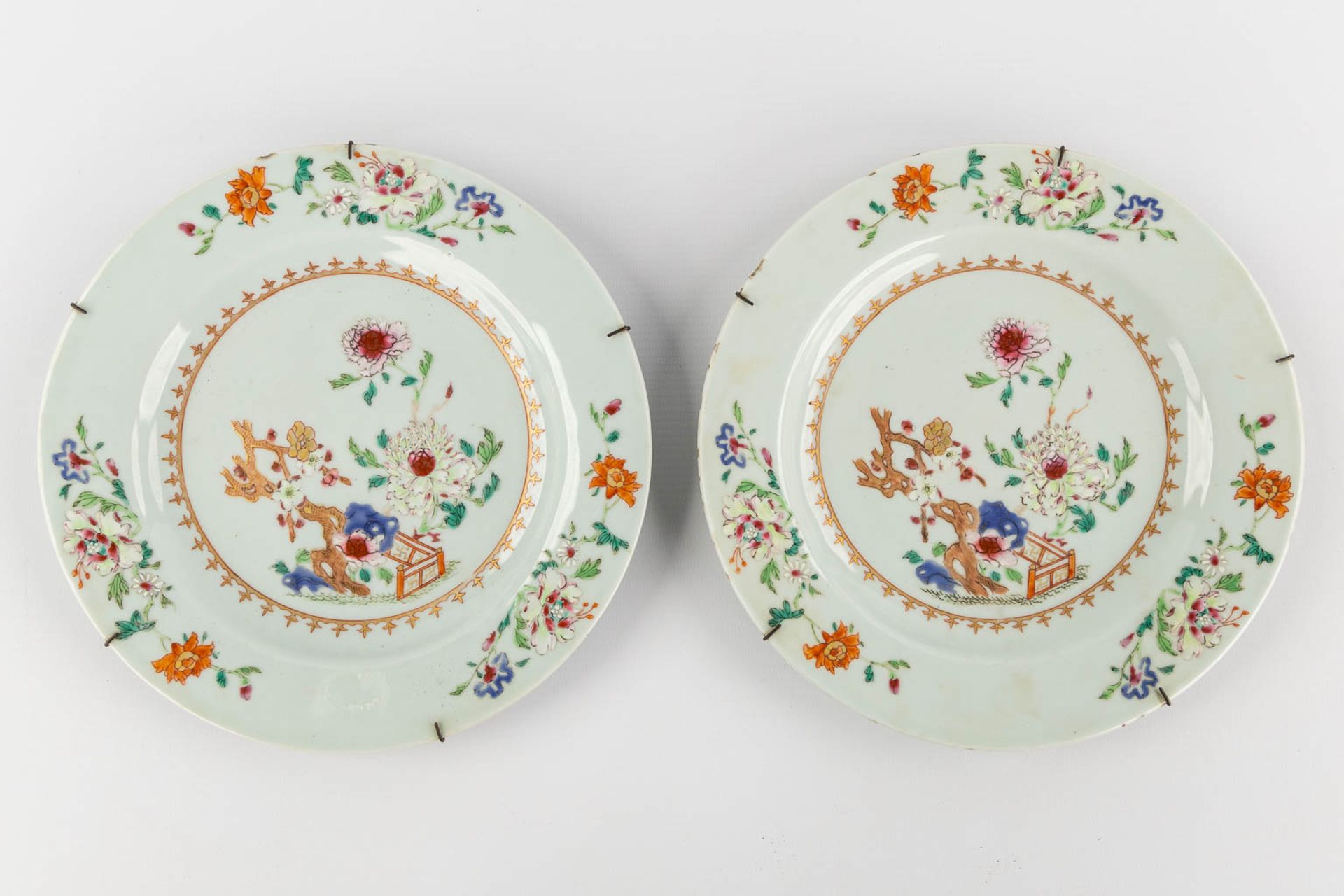 Eight Chinese and Japanese plates, Famille Rose and Imari. 19th and 20th C. (D:47 cm) - Bild 15 aus 16