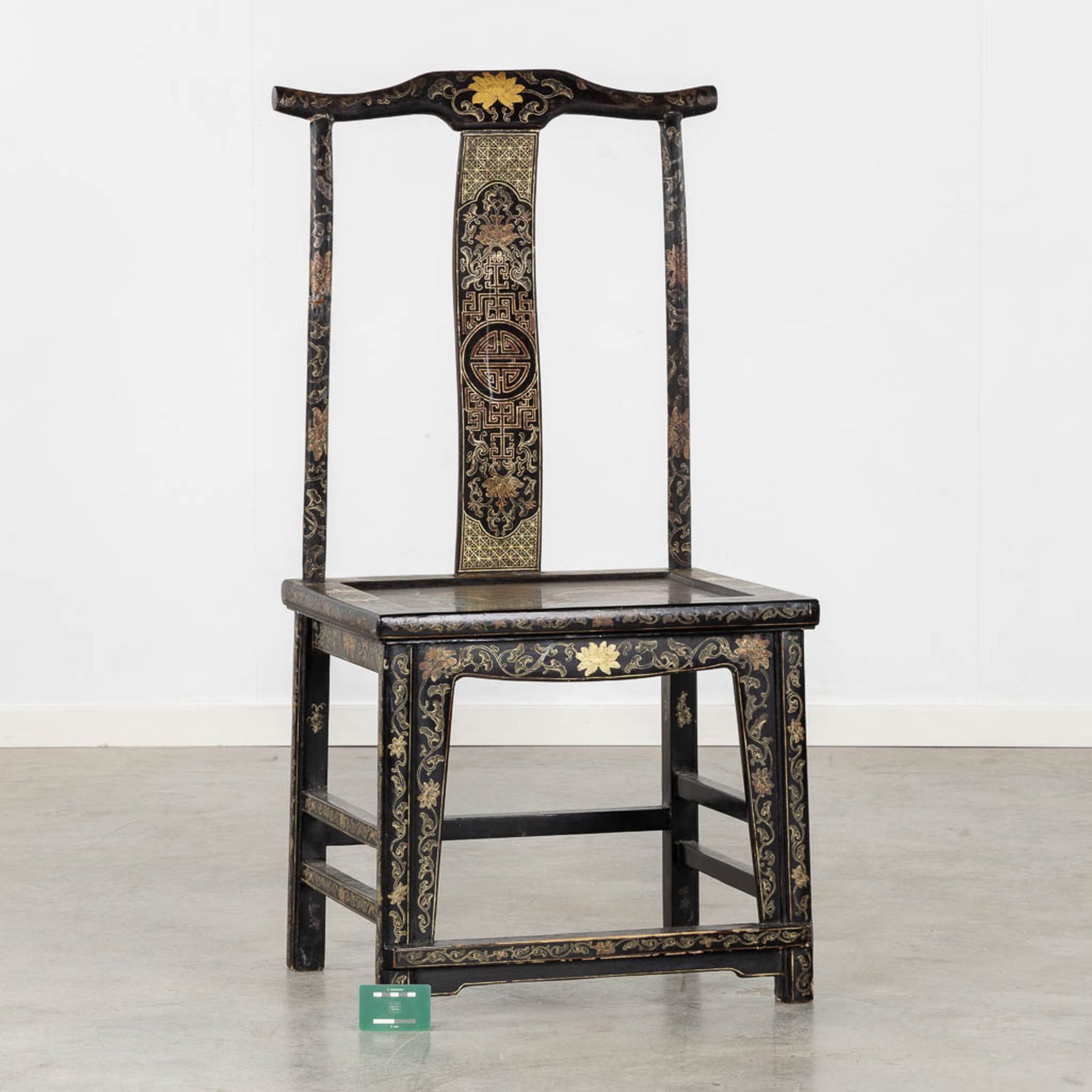 Two Chinese chairs, patinated wood decorated with Foo Lions and floral decor. 19th/20th C. (L:46 x W - Bild 2 aus 38