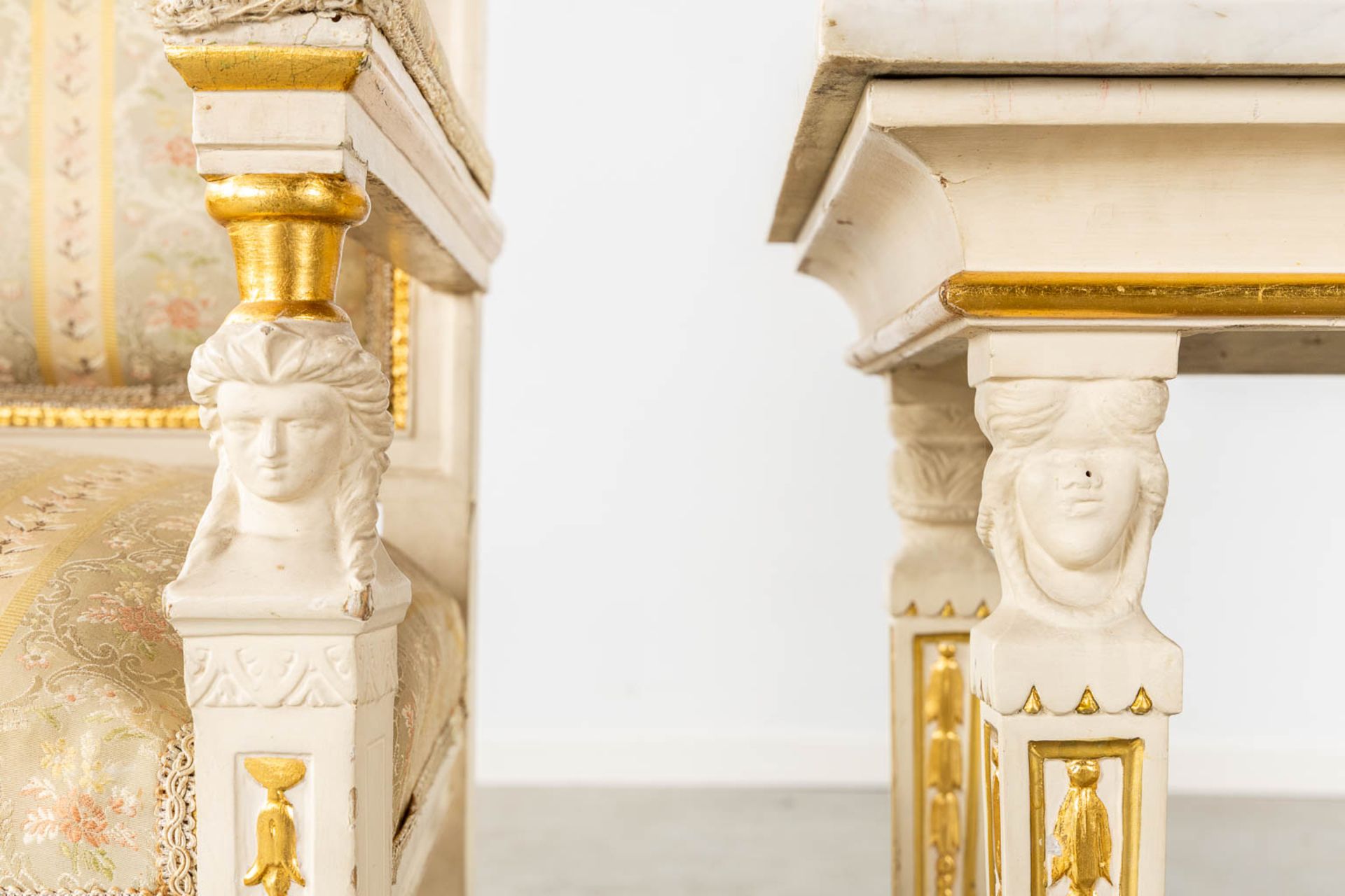 A pair of armchairs and side table, sculptured wood in Empire style. Italy, circa 1920. (L:54 x W:62 - Bild 7 aus 8