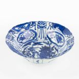 A Chinese 'Kraak' porcelain bowl, blue-white. (H:6 x D:21 cm)