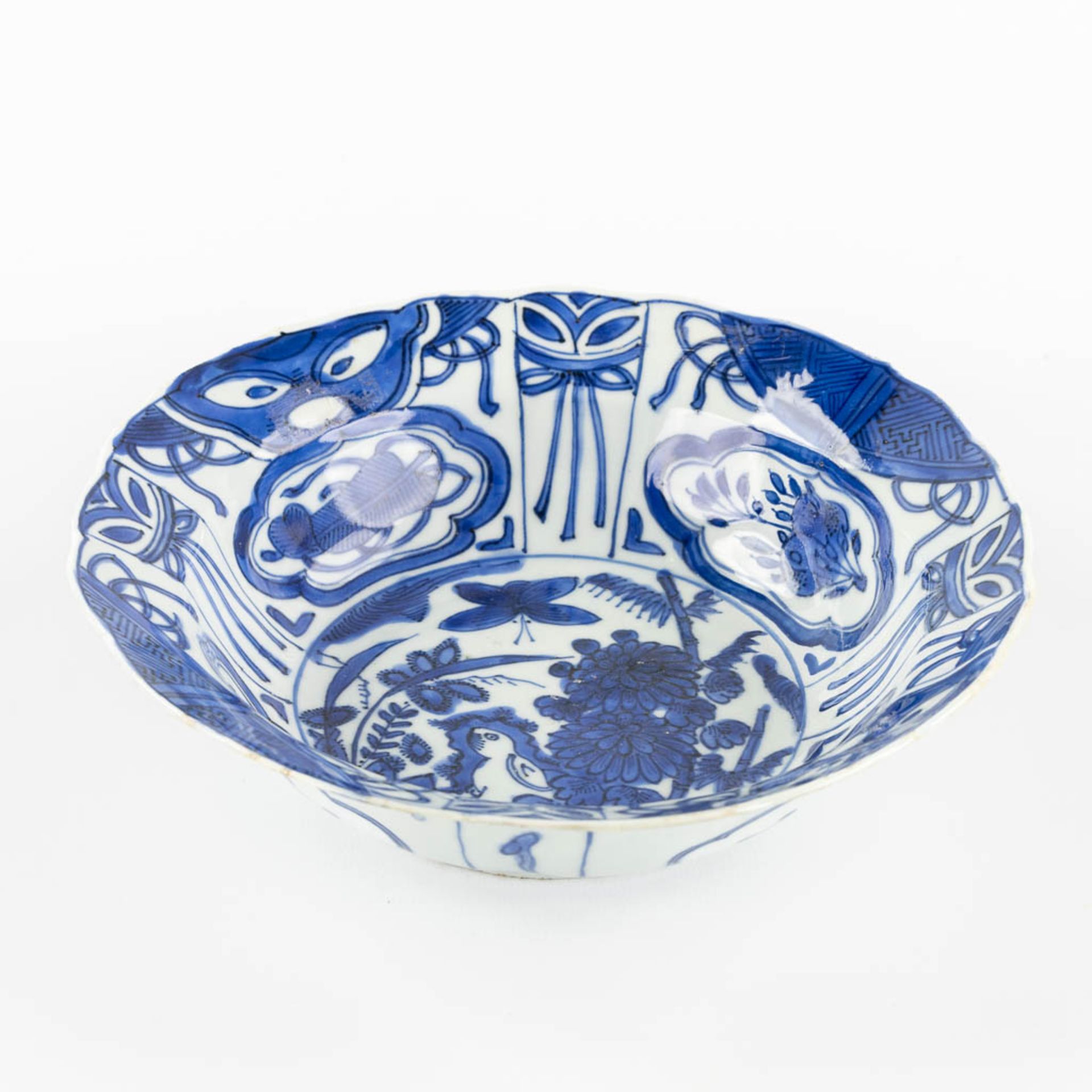 A Chinese 'Kraak' porcelain bowl, blue-white. (H:6 x D:21 cm)