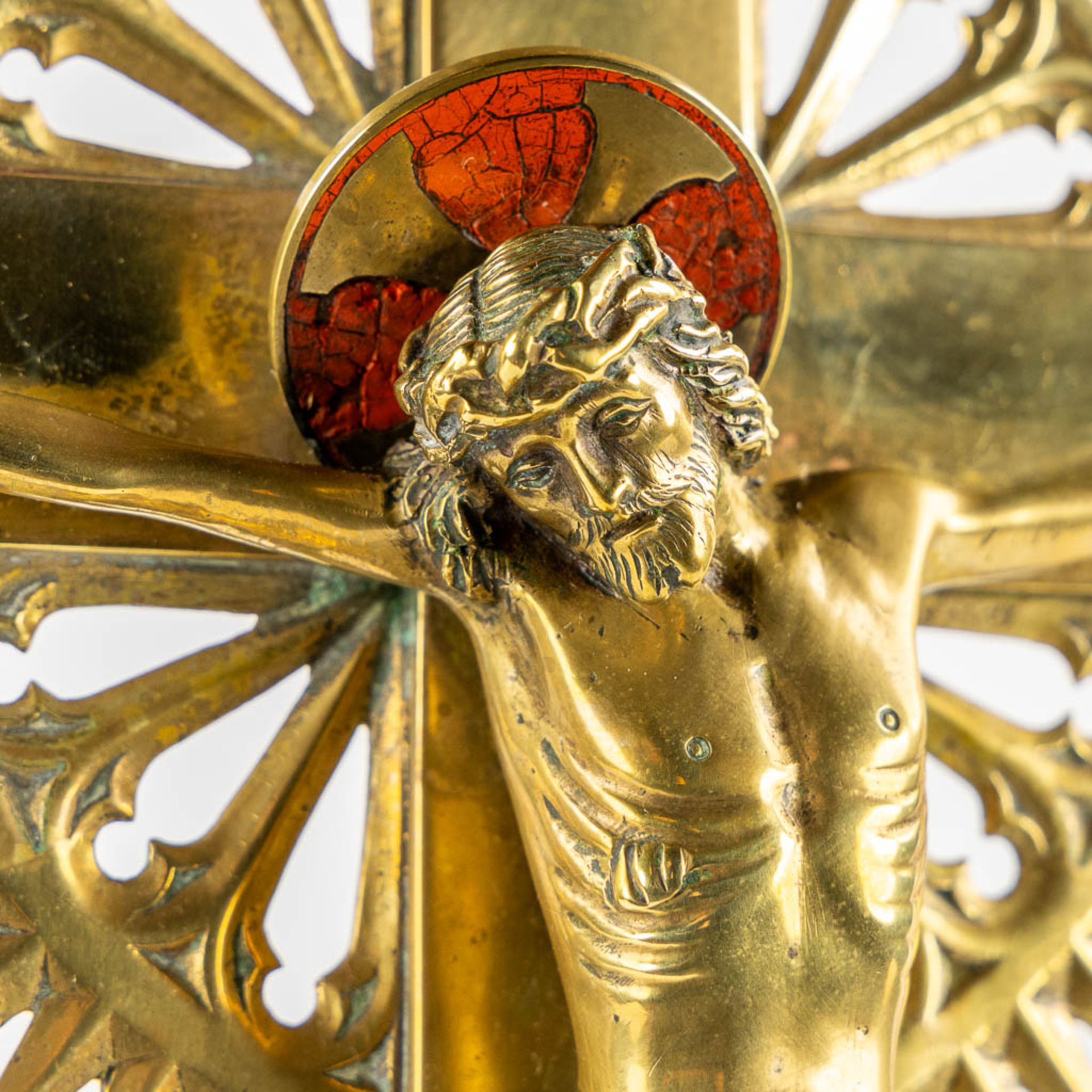 An altar crucifix with two matching candelabra. Gilt brass. Gothic Revival. (L:20 x W:29 x H:60 cm) - Bild 13 aus 14