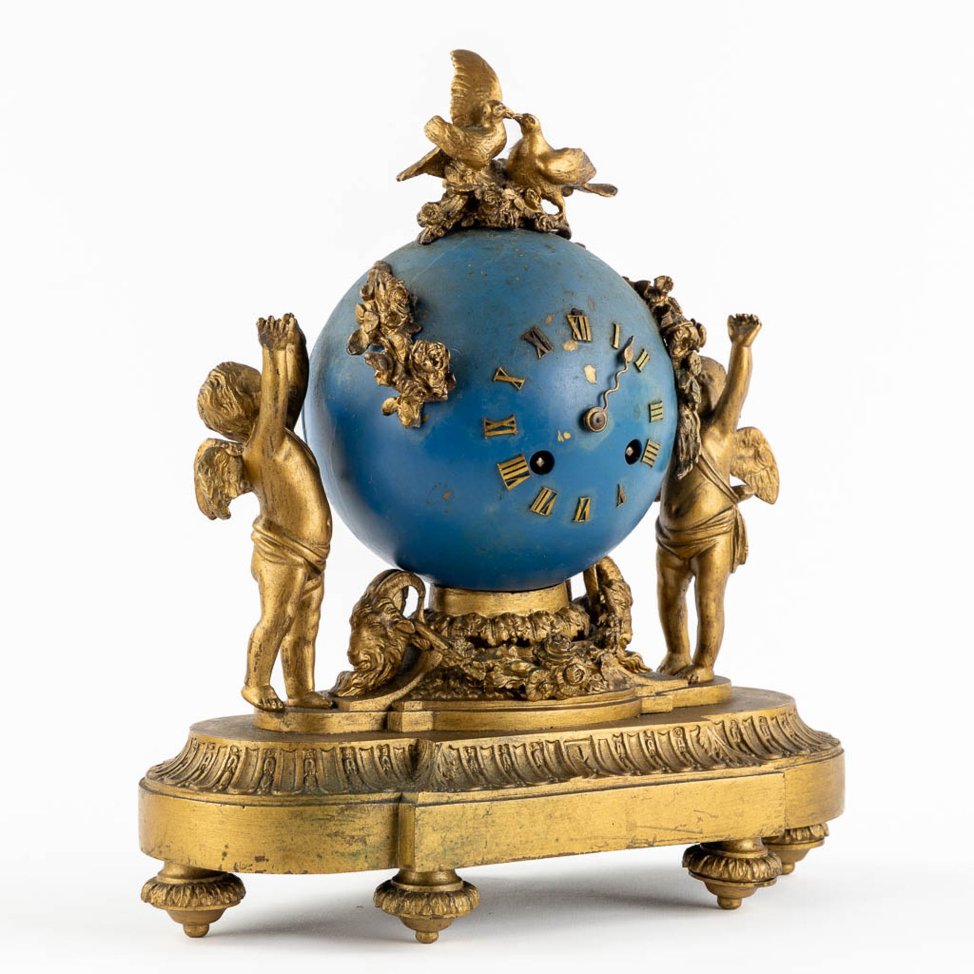 A mantle clock, blue lacquered brass, decorated with rams and children. France, 19th C. (L:15 x W:30 - Bild 3 aus 12