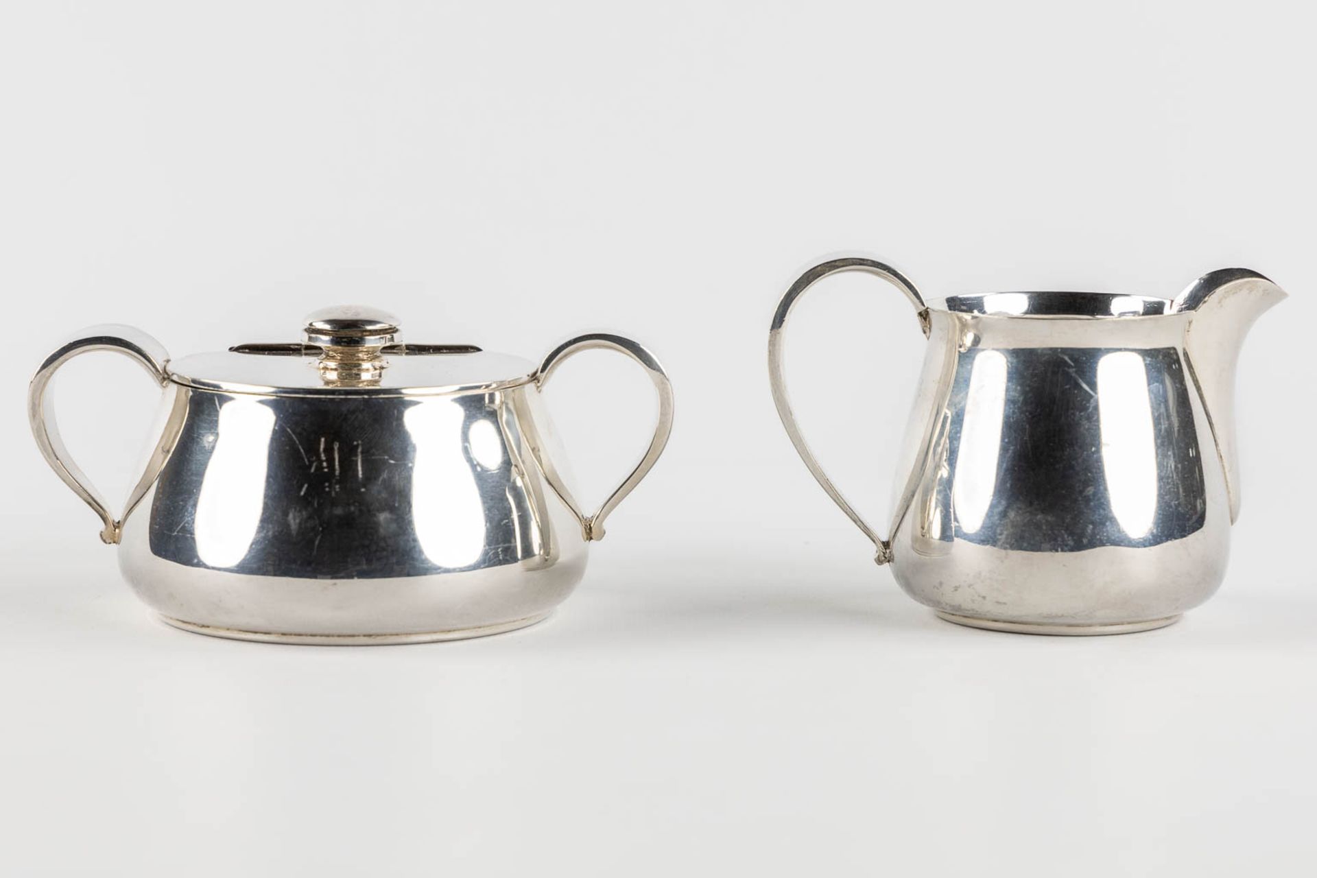 Wiskemann, a coffee and tea service, added two platter. Silver-plated metal and 'Metal Blanc'. (L:36 - Image 17 of 22