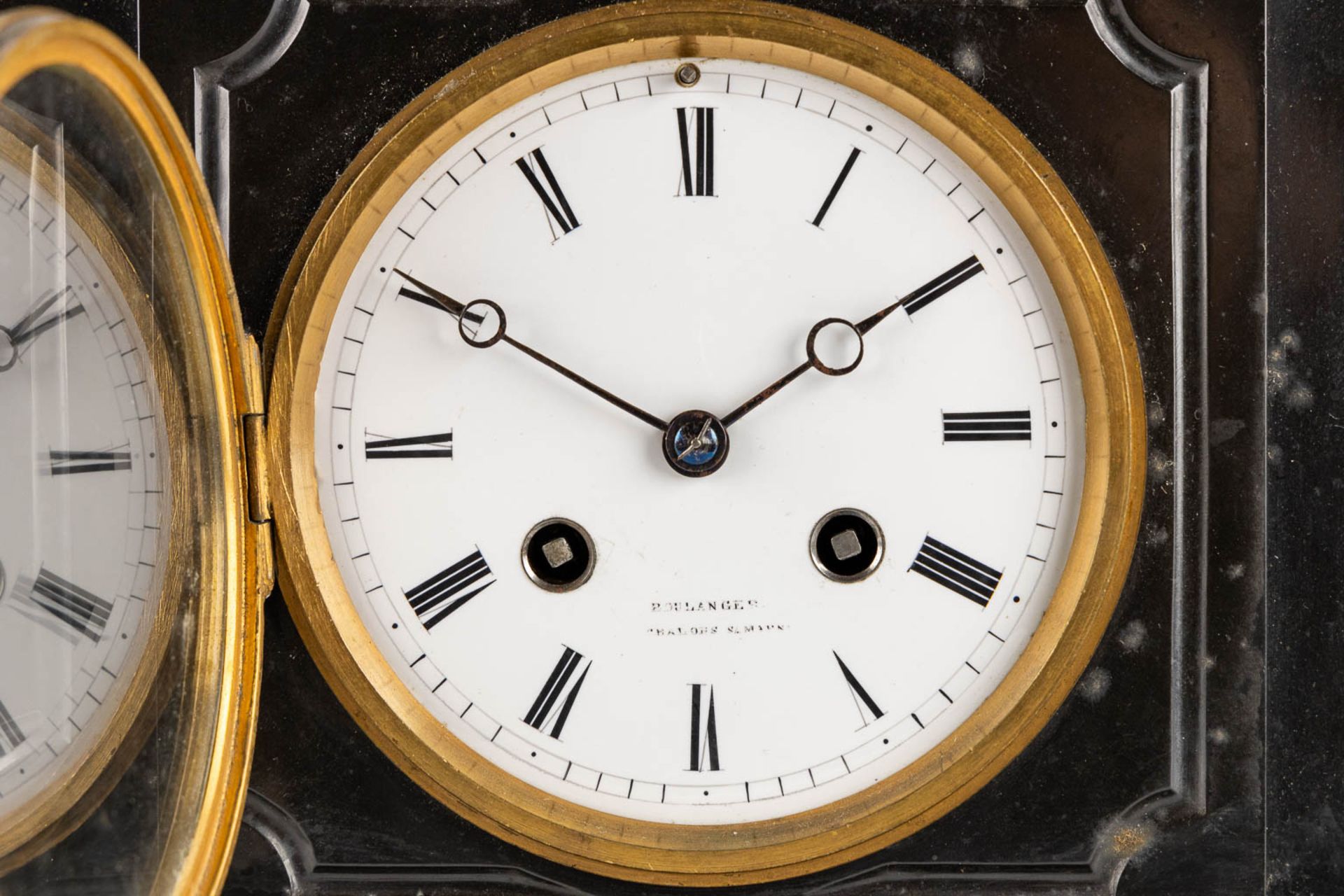 A three-piece mantle garniture clock and side pieces, patinated bronze on black marble. 19th C. (L:2 - Bild 10 aus 14