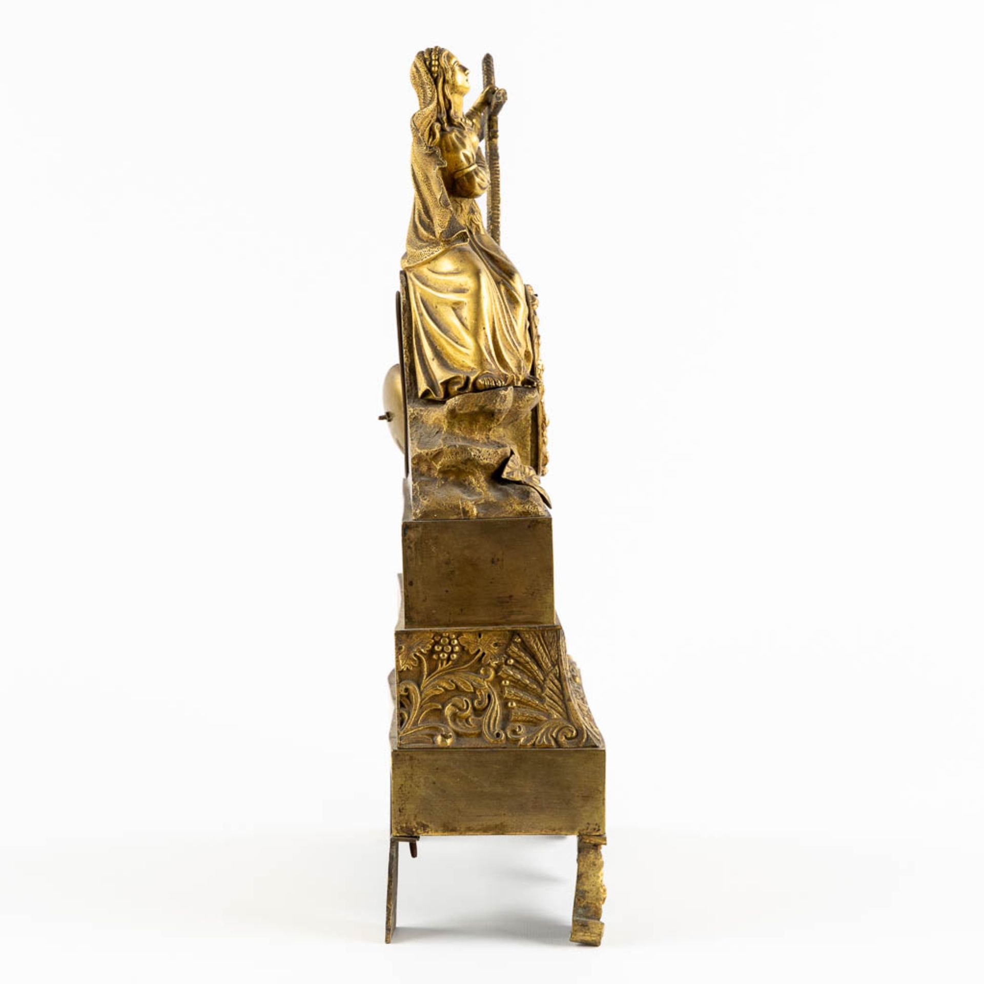 A mantle clock with a religious scène, gilt bronze in a Louis Philippe style. 19th C. (L:10 x W:30 x - Image 4 of 10