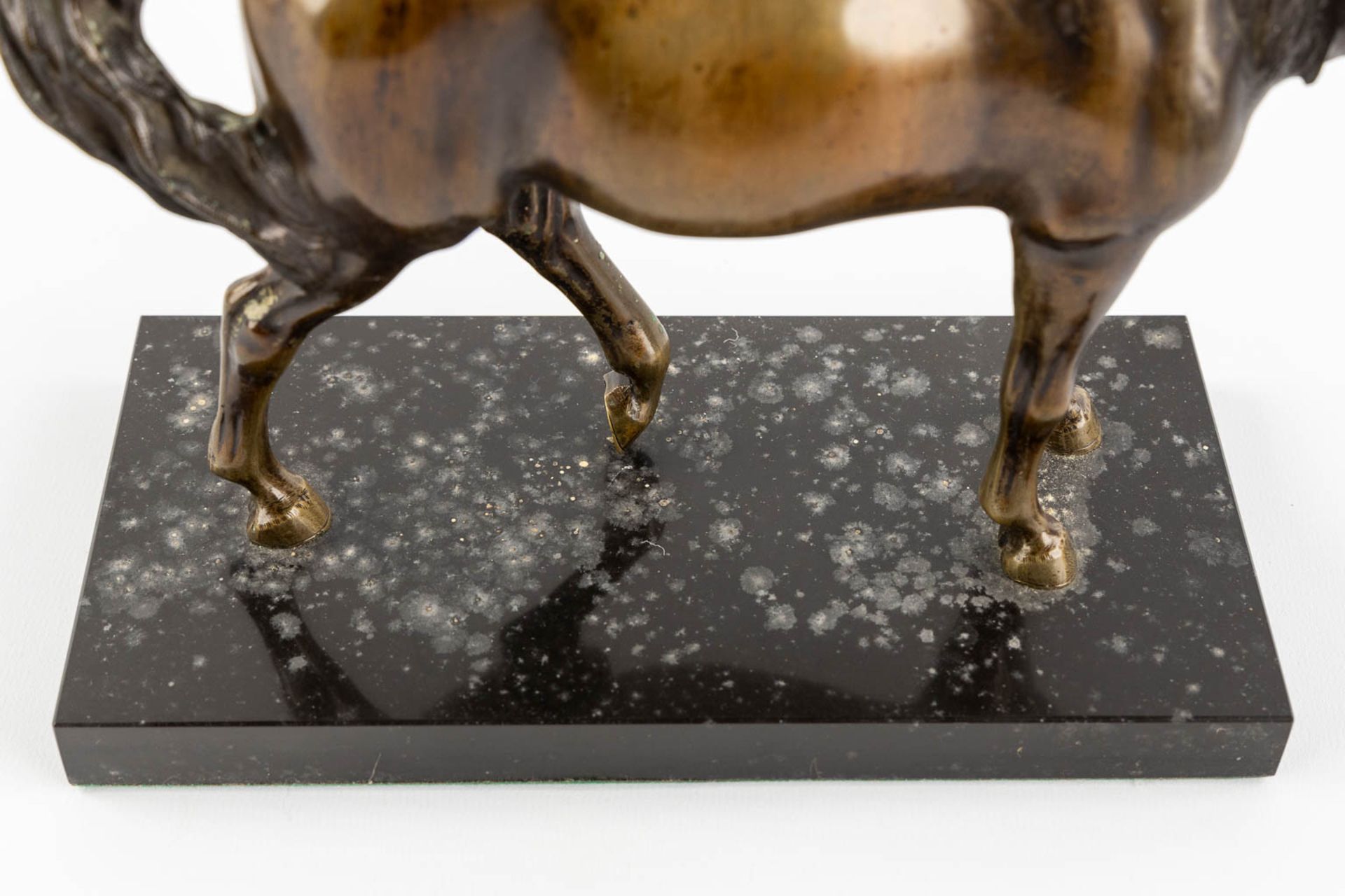A patinated bronze figurine of a horse, black marble. (L:11 x W:27 x H:18 cm) - Image 8 of 9