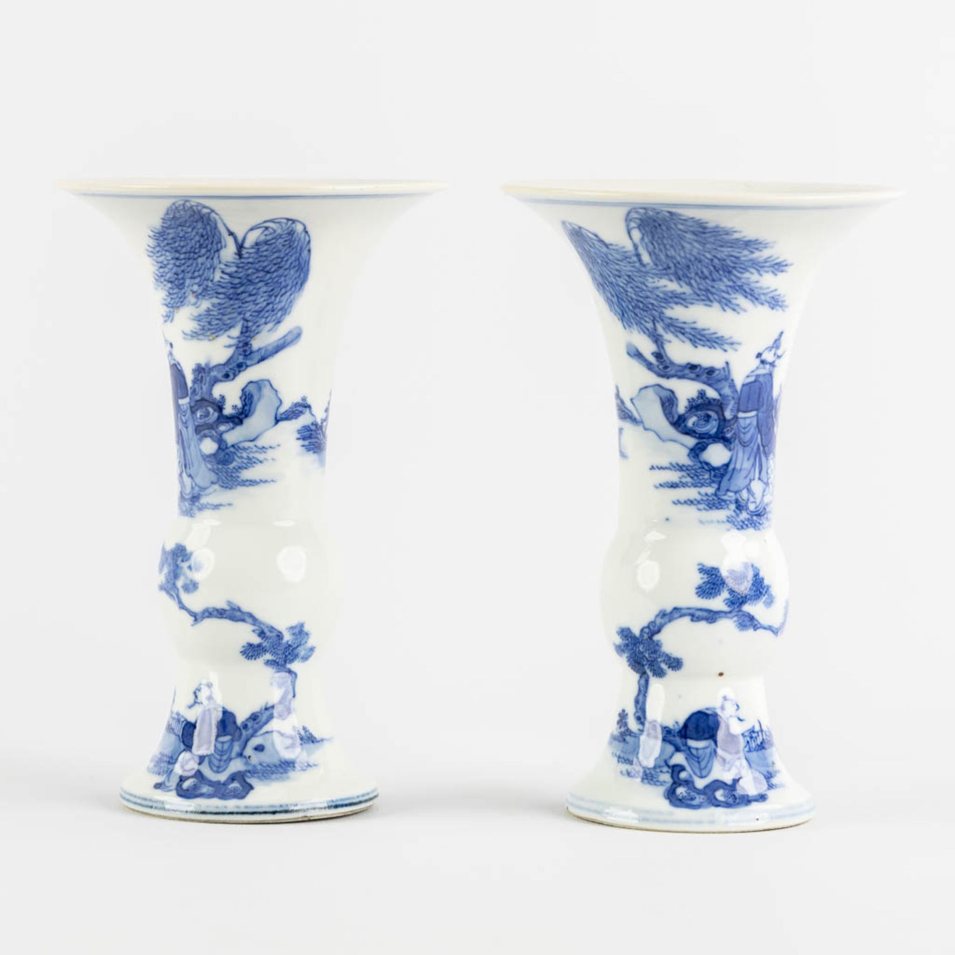 A pair of Chinese 'Gu' vases, blue-white. Marked Yongzheng Reign. 19th/20th C. (H:17 x D:10,5 cm) - Bild 6 aus 9