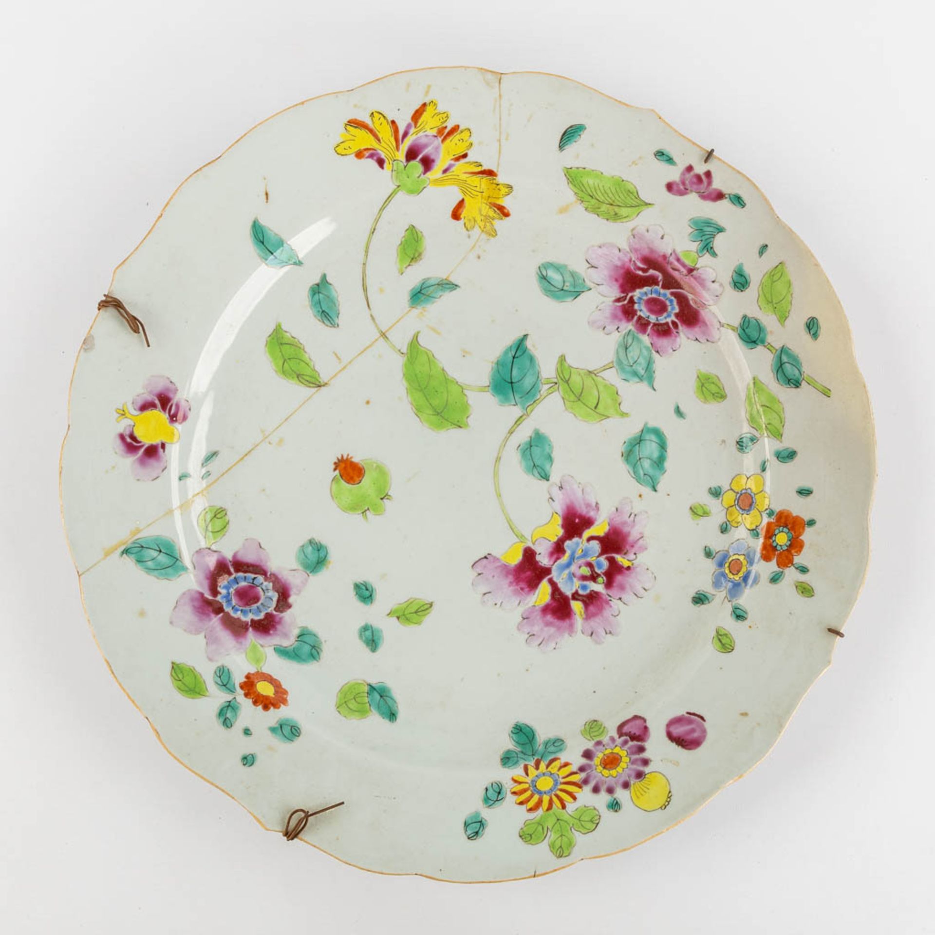 Eight Chinese and Japanese plates, Famille Rose and Imari. 19th and 20th C. (D:47 cm) - Bild 5 aus 16