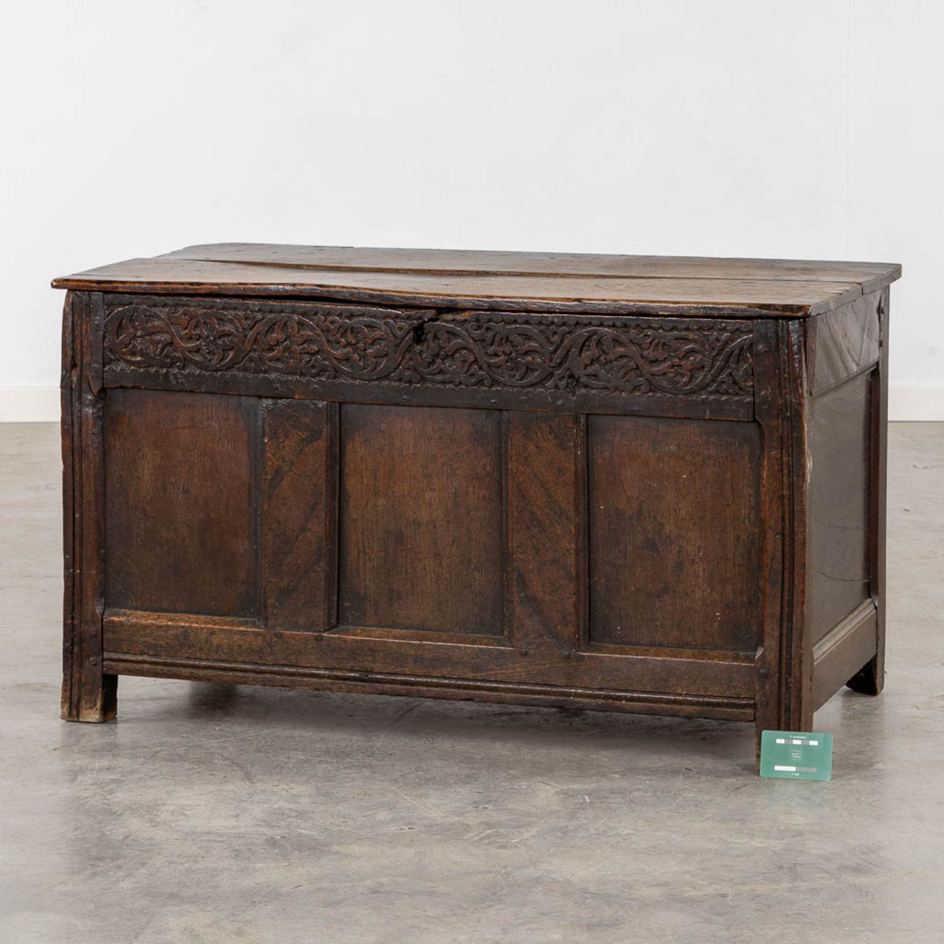 An antique wood-sculptured chest, 18th C. (L:52 x W:98 x H:56 cm) - Bild 2 aus 9