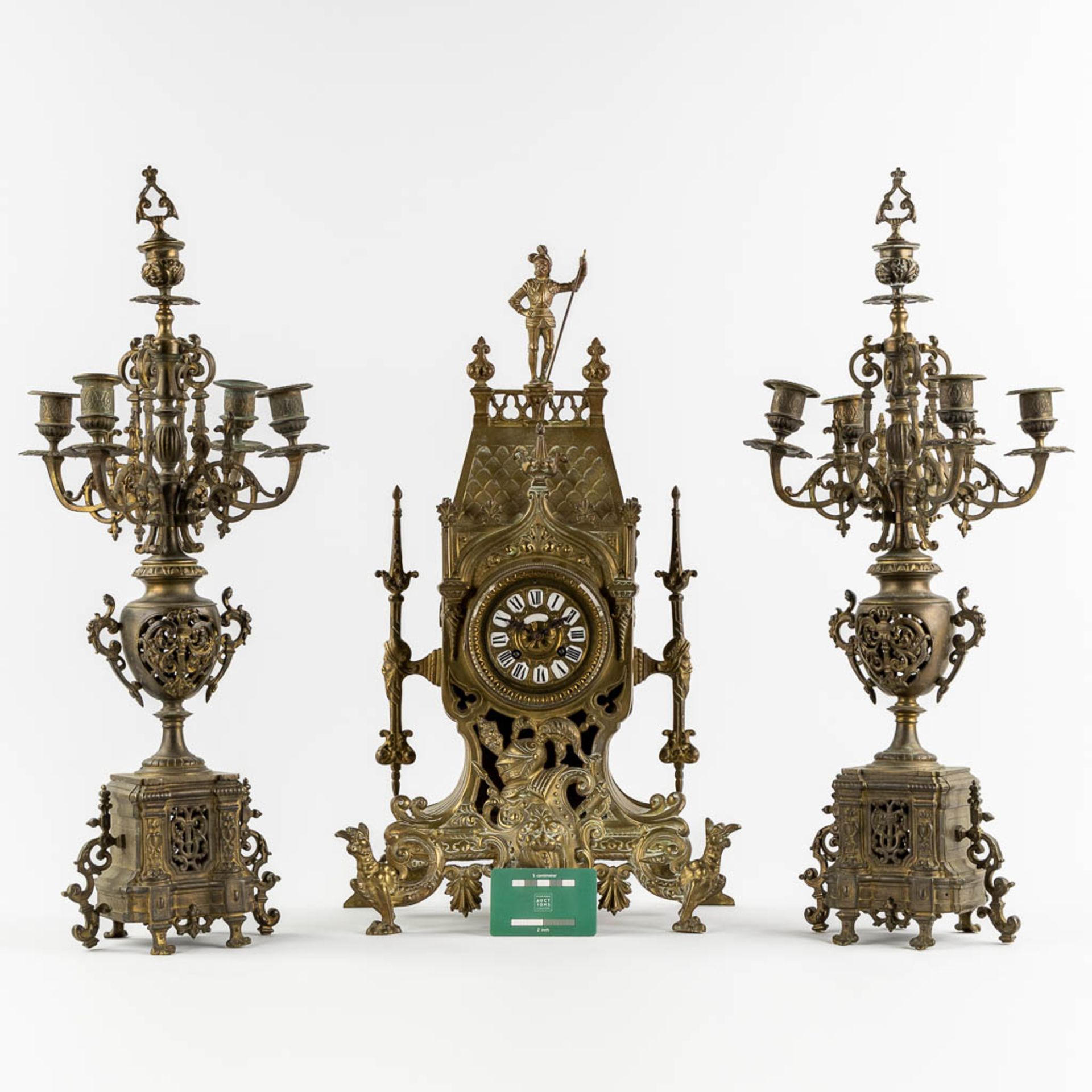 A three-piece mantle garniture in the shape of a castle with a knight, patinated bronze. Circa 1900. - Bild 2 aus 14
