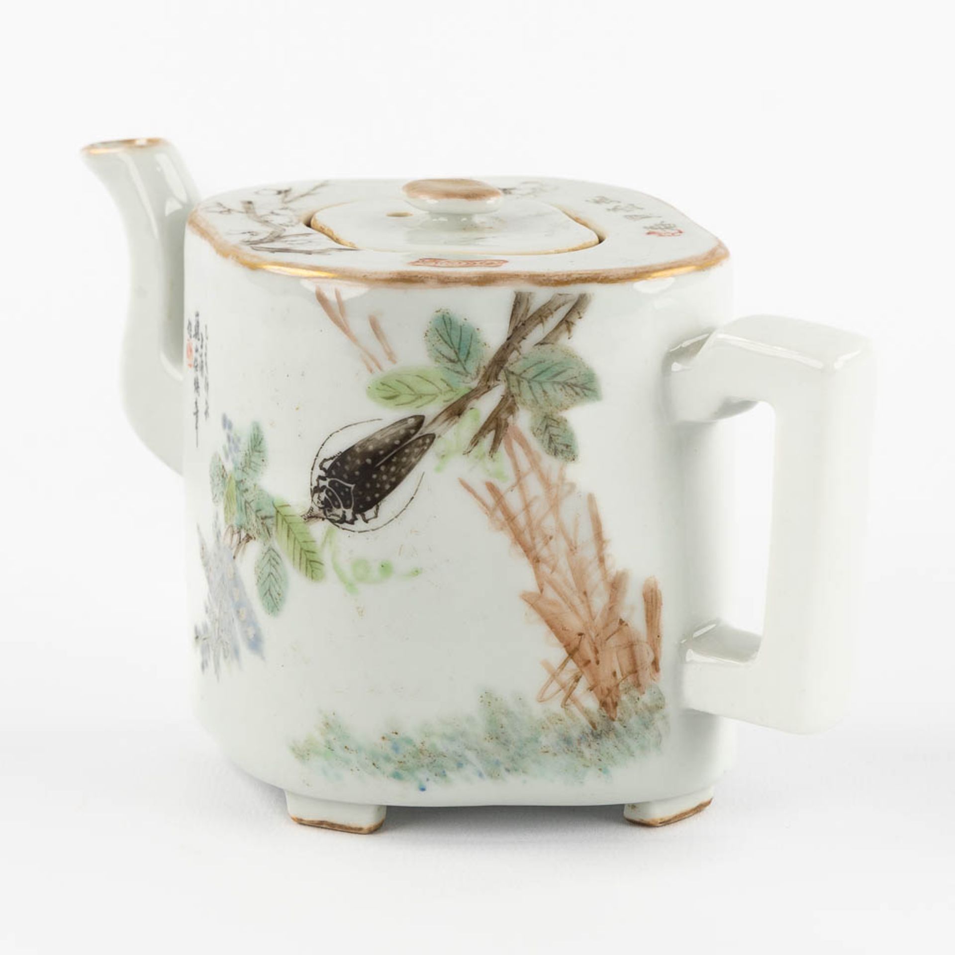 A Chinese teapot decorated with Fauna and Flora. Guangxu Mark. (L:9 x W:17 x H:10 cm) - Bild 7 aus 13