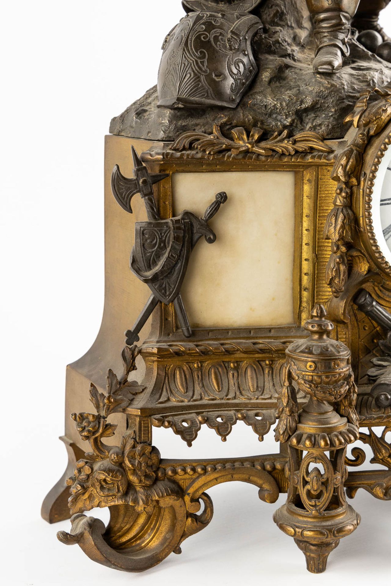 A mantle clock with a musketeer, patinated and gilt bronze on Carrara marble. 19th C. (L:17 x W:45 x - Bild 8 aus 12