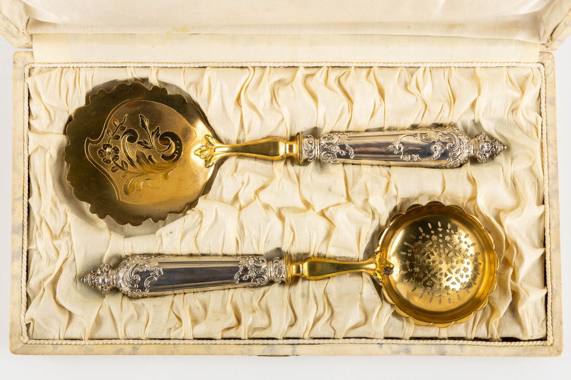 6 coffee spoons, a sugarthong, sugar caster and ice scoop, silver. France and UK, 19th C. (L:17 x W: - Bild 12 aus 15